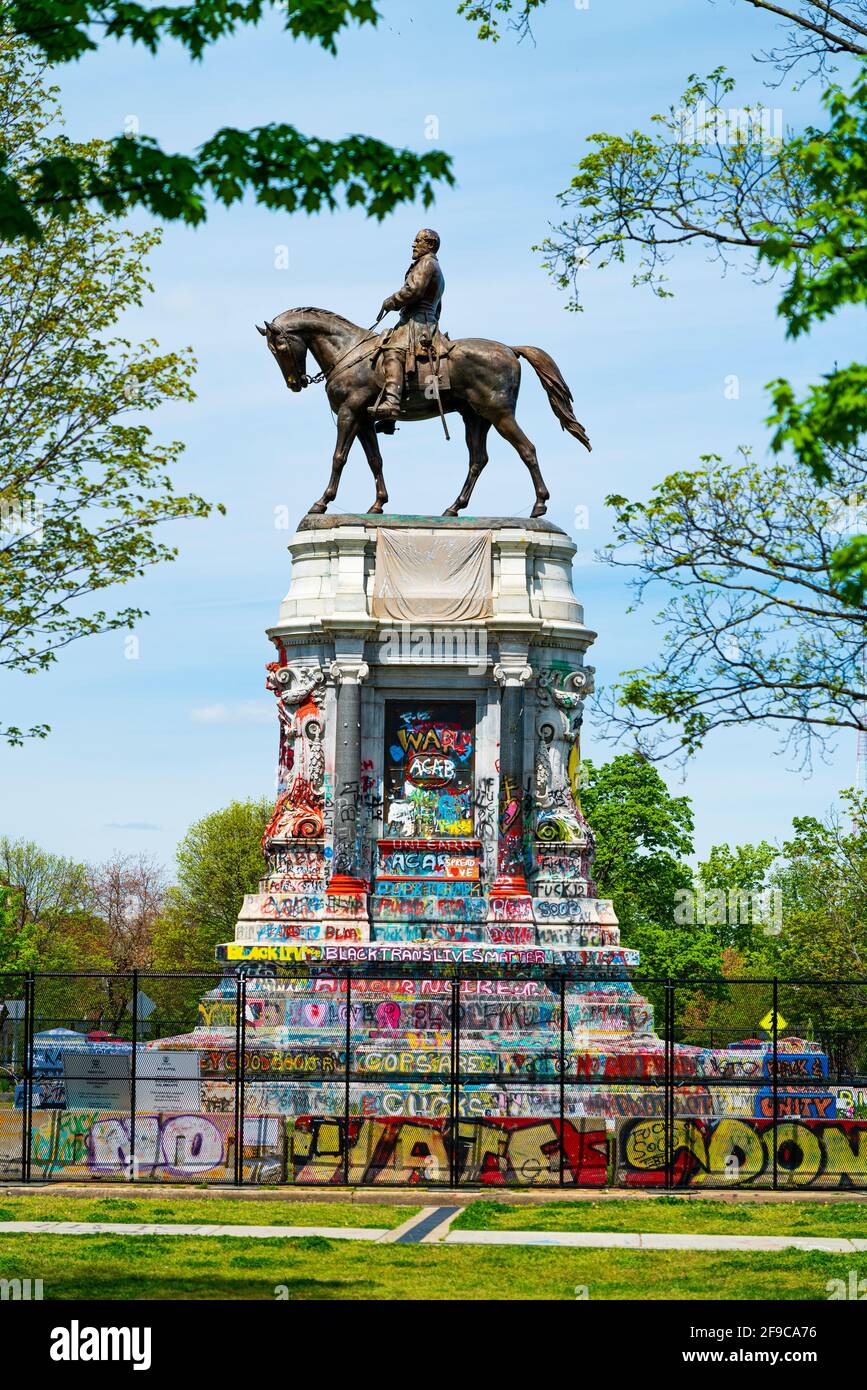 Il monumento Robert E. Lee a Richmond, Virginia, USA, ha coperto i graffiti dopo le proteste contro i monumenti confederati della città. Foto Stock