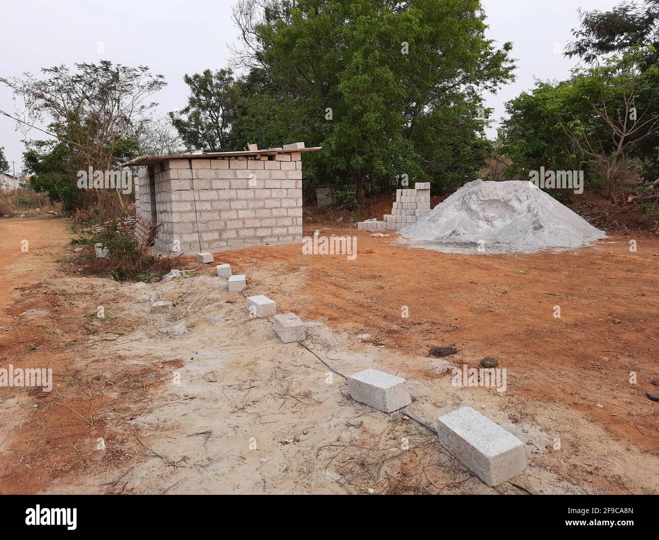 Costruzione di una piccola casa nuova con blocco di cemento e. m sabbia nella zona rurale Foto Stock