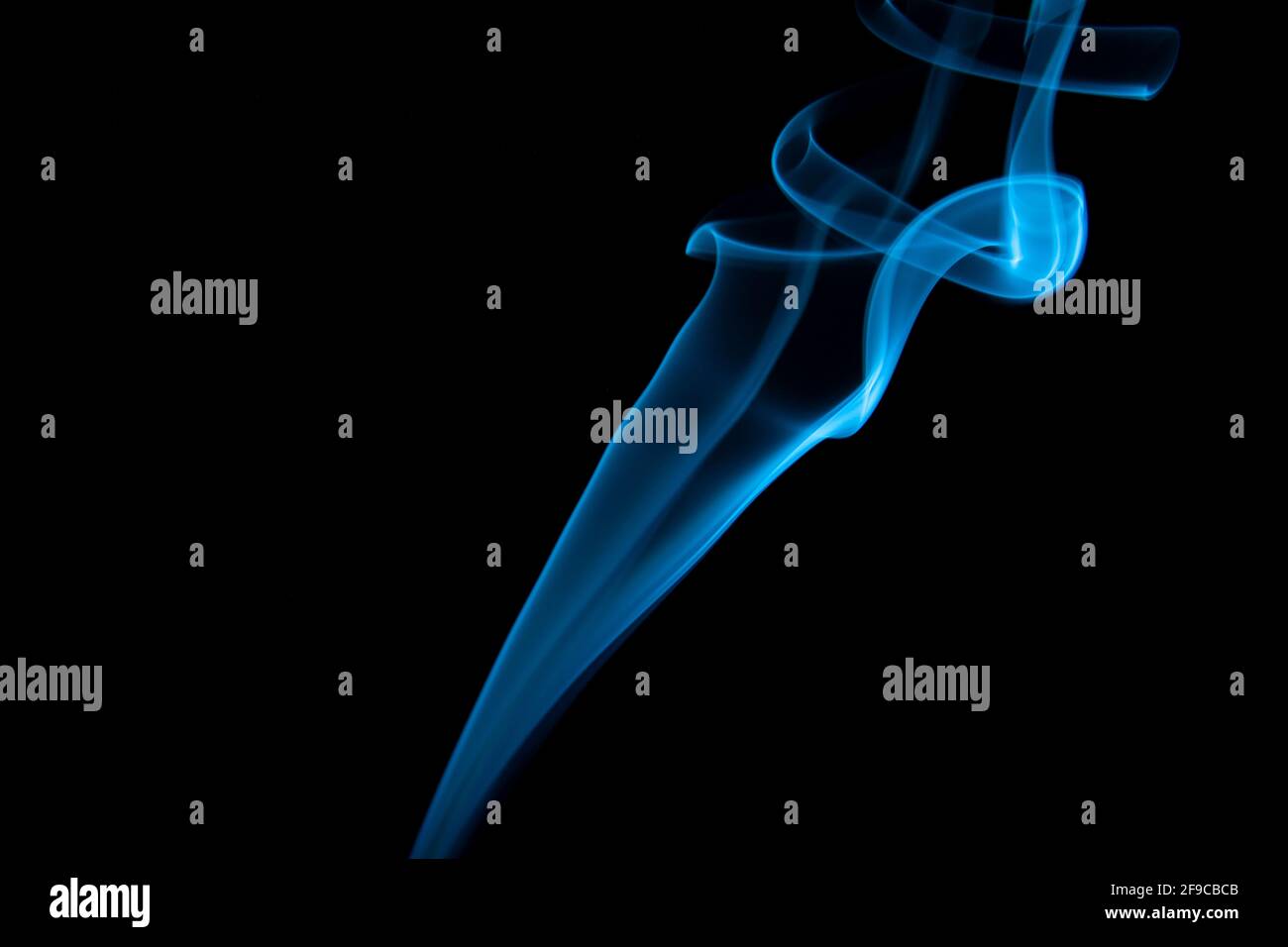 Fumo blu su sfondo nero Foto Stock