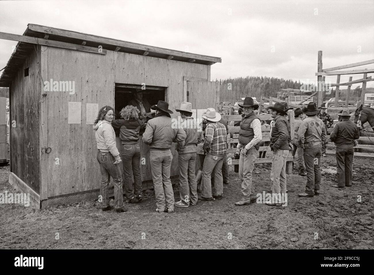 I concorrenti di Cowboy e Cowgirl si sono schierati presso l'ufficio rodeo di Water Valley, Alberta Canada, circa 1982 Foto Stock