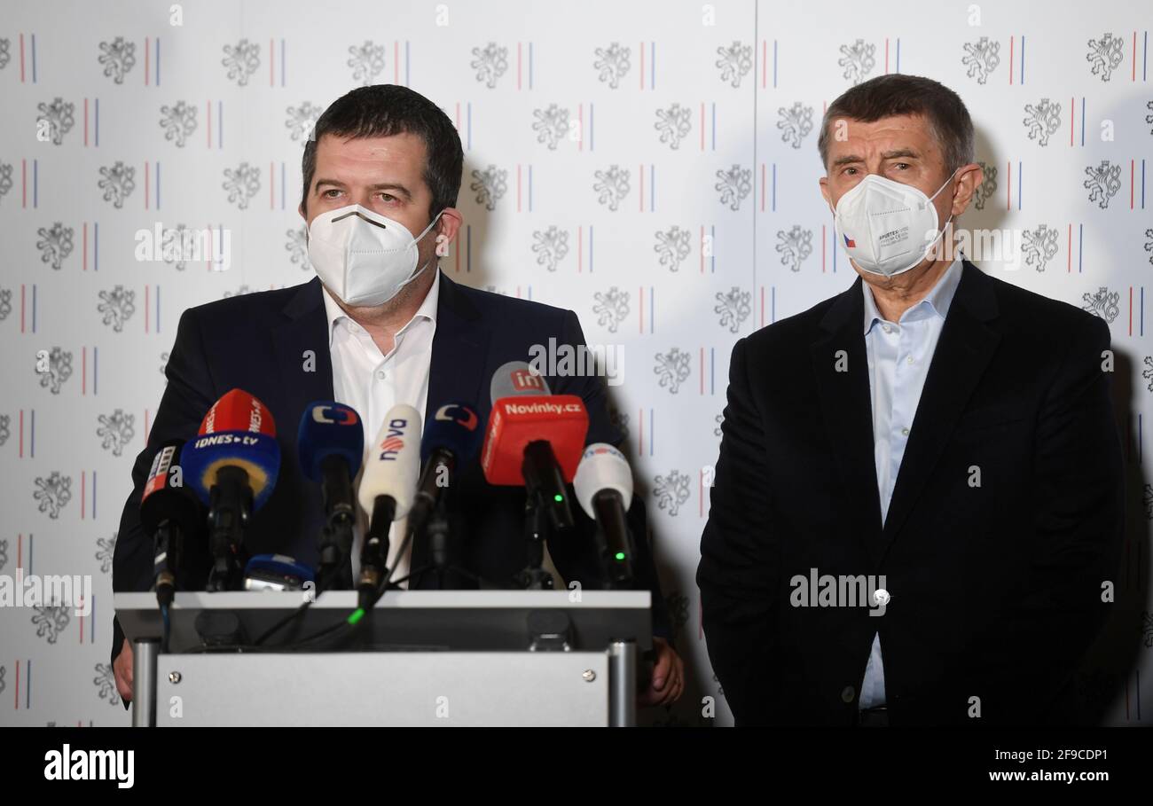 Praga, Repubblica Ceca. 17 Apr 2021. Il Ministro degli interni ceco Jan Hamacek, di sinistra, e il primo Ministro Andrej Babis, di destra, partecipano a una conferenza stampa straordinaria presso il Ministero degli Affari Esteri ceco a Praga, Repubblica Ceca, il 17 aprile 2021. Praga sta espellendo 18 ambasciate russe il personale identificato come membri dei servizi segreti russi, devono lasciare la Repubblica Ceca in 48 ore. I membri del servizio segreto russo sono stati coinvolti nell'esplosione del negozio di munizioni ceco Vrbetice, le forze di sicurezza ceche hanno scoperto, ha detto PM Babis. Credit: Michaela Rihova/CTK Photo/Alamy Live News Foto Stock