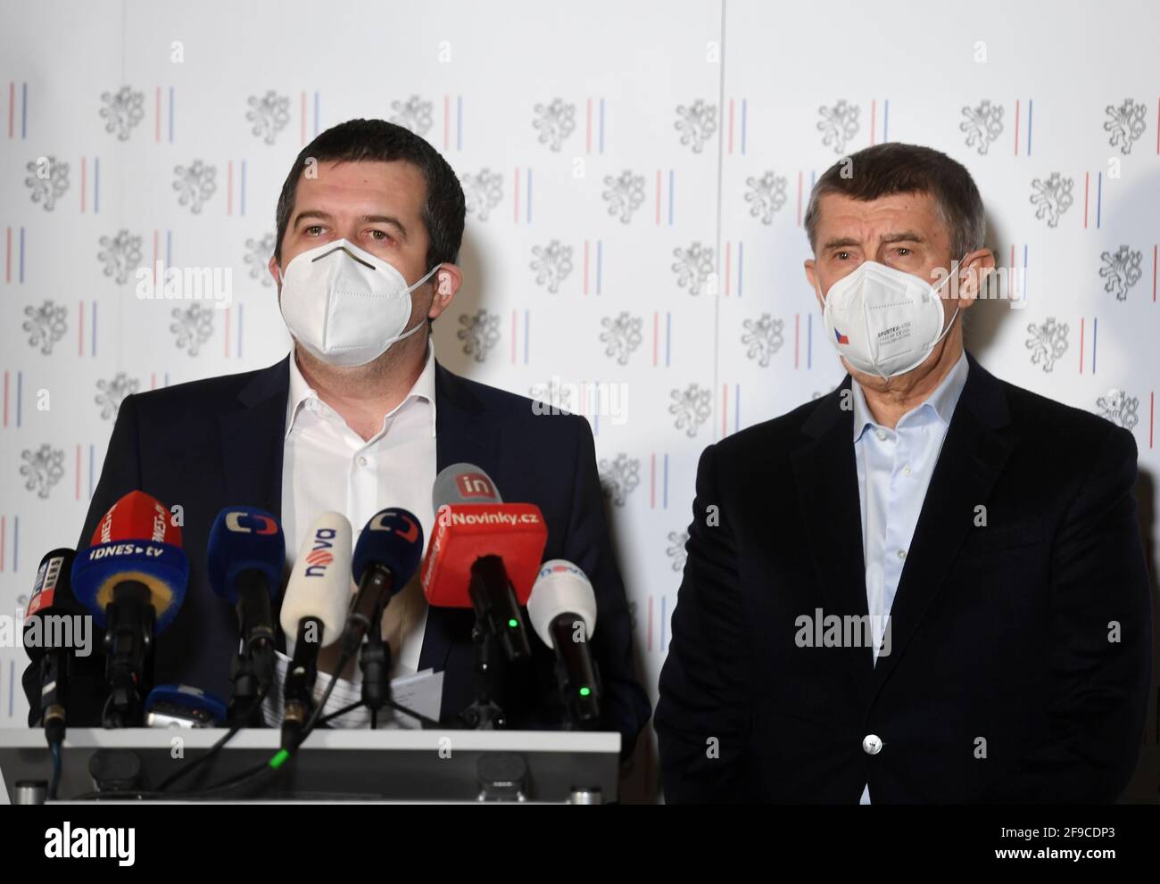 Praga, Repubblica Ceca. 17 Apr 2021. Il Ministro degli interni ceco Jan Hamacek, di sinistra, e il primo Ministro Andrej Babis, di destra, partecipano a una conferenza stampa straordinaria presso il Ministero degli Affari Esteri ceco a Praga, Repubblica Ceca, il 17 aprile 2021. Praga sta espellendo 18 ambasciate russe il personale identificato come membri dei servizi segreti russi, devono lasciare la Repubblica Ceca in 48 ore. I membri del servizio segreto russo sono stati coinvolti nell'esplosione del negozio di munizioni ceco Vrbetice, le forze di sicurezza ceche hanno scoperto, ha detto PM Babis. Credit: Michaela Rihova/CTK Photo/Alamy Live News Foto Stock