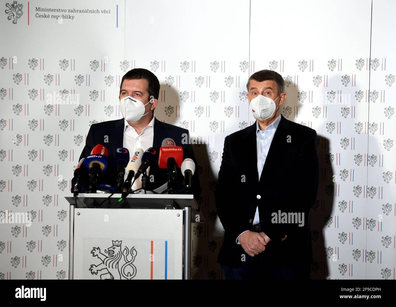 Praga, Repubblica Ceca. 17 Apr 2021. Il Ministro degli interni ceco Jan Hamacek, di sinistra, e il primo Ministro Andrej Babis, di destra, partecipano a una conferenza stampa straordinaria presso il Ministero degli Affari Esteri ceco a Praga, Repubblica Ceca, il 17 aprile 2021. Praga sta espellendo 18 ambasciate russe il personale identificato come membri dei servizi segreti russi, devono lasciare la Repubblica Ceca in 48 ore. I membri del servizio segreto russo sono stati coinvolti nell'esplosione del negozio di munizioni ceco Vrbetice, le forze di sicurezza ceche hanno scoperto, ha detto PM Babis. Credit: Michaela Rihova/CTK Photo/Alamy Live News Foto Stock