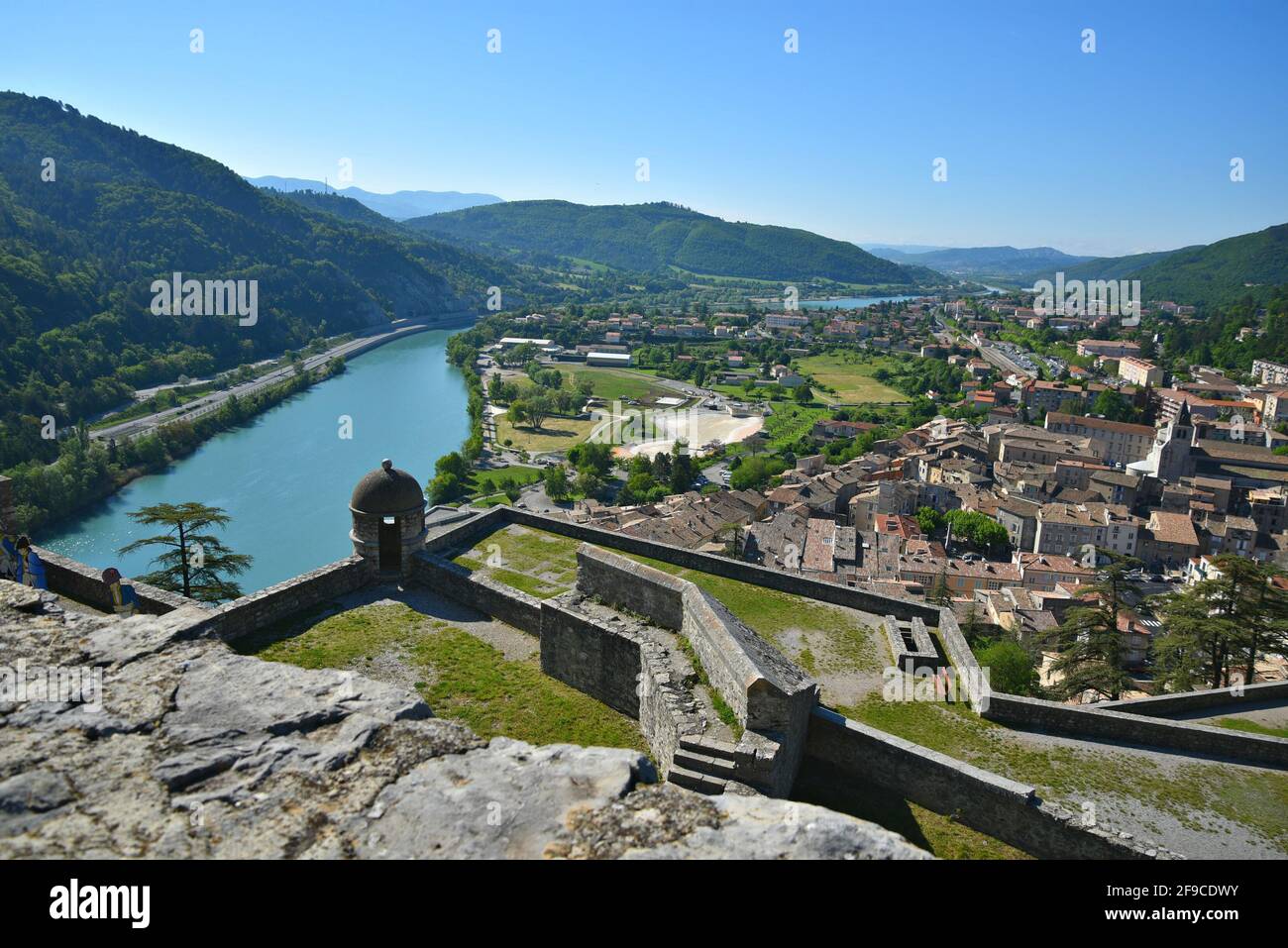 Paesaggio panoramico con vista sulle case in stile Provençal sulle rive della Durance vista dalla Cittadella di Sisteron, Alpi dell'alta Provenza Francia Foto Stock