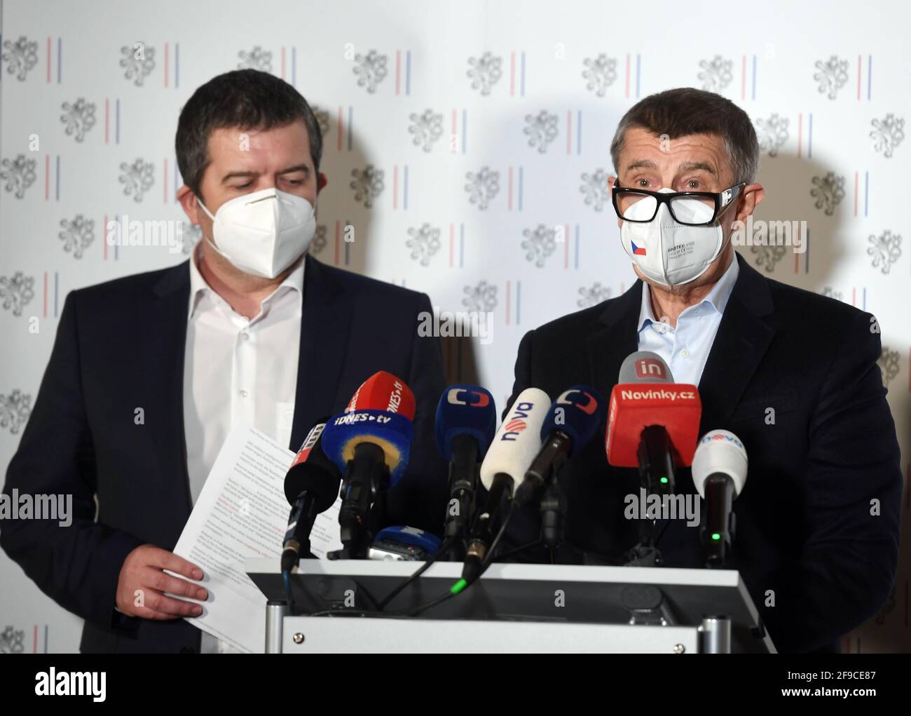 Praga, Repubblica Ceca. 17 Apr 2021. Il Ministro degli interni ceco Jan Hamacek, di sinistra, e il primo Ministro Andrej Babis, di destra, partecipano a una conferenza stampa straordinaria presso il Ministero degli Affari Esteri ceco a Praga, Repubblica Ceca, il 17 aprile 2021. Praga sta espellendo 18 ambasciate russe il personale identificato come membri dei servizi segreti russi, devono lasciare la Repubblica Ceca in 48 ore. I membri del servizio segreto russo sono stati coinvolti nell'esplosione del negozio di munizioni ceco Vrbetice, le forze di sicurezza ceche hanno scoperto, ha detto PM Babis. Credit: Michaela Rihova/CTK Photo/Alamy Live News Foto Stock