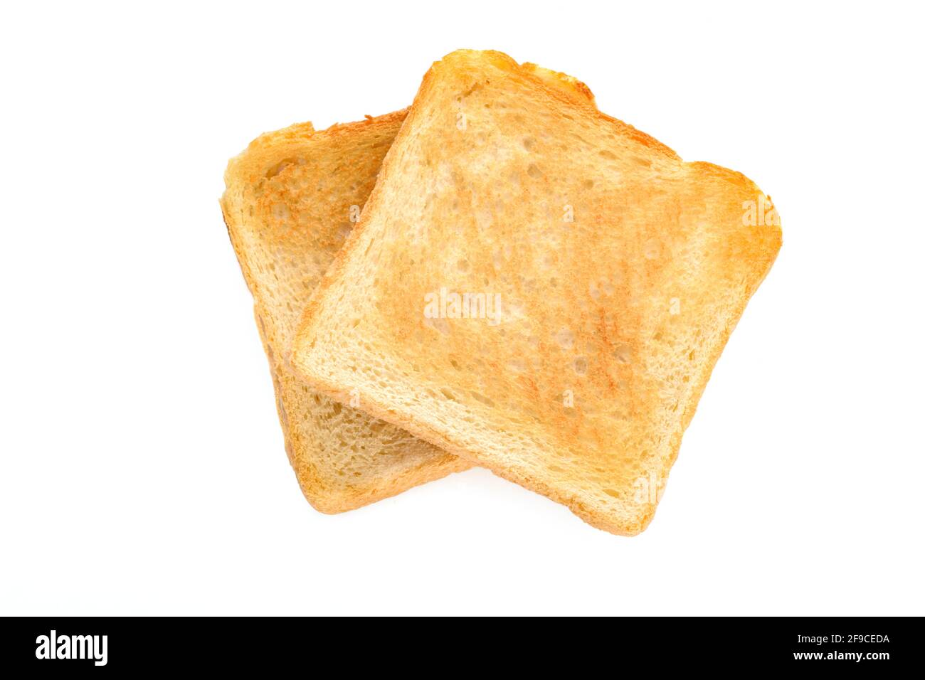 Due fette di pane tostato isolate su fondo bianco in primo piano (dettagli elevati) Foto Stock