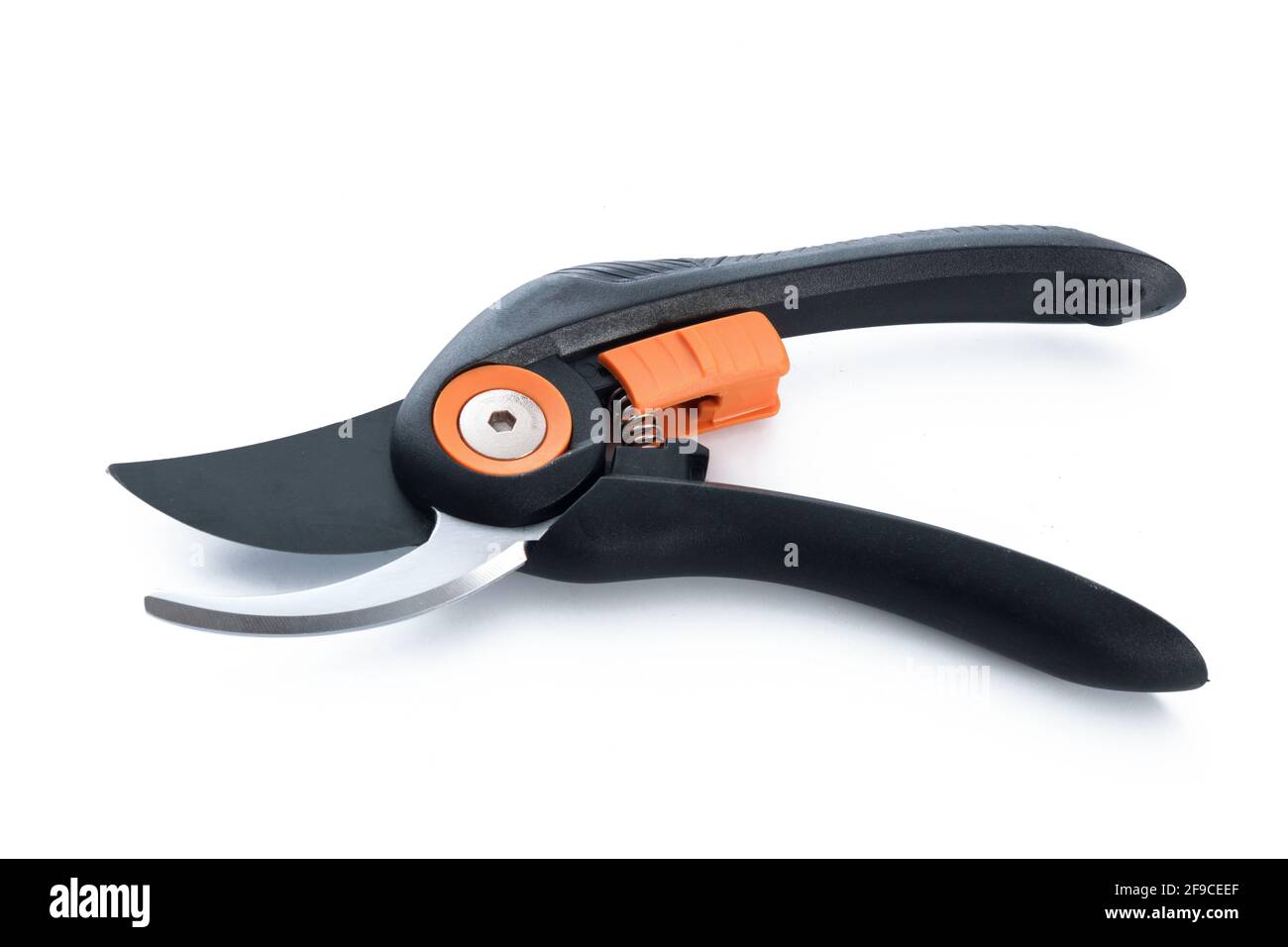 Nuovi secateurs di giardinaggio neri isolati su uno sfondo bianco in primo piano Foto Stock