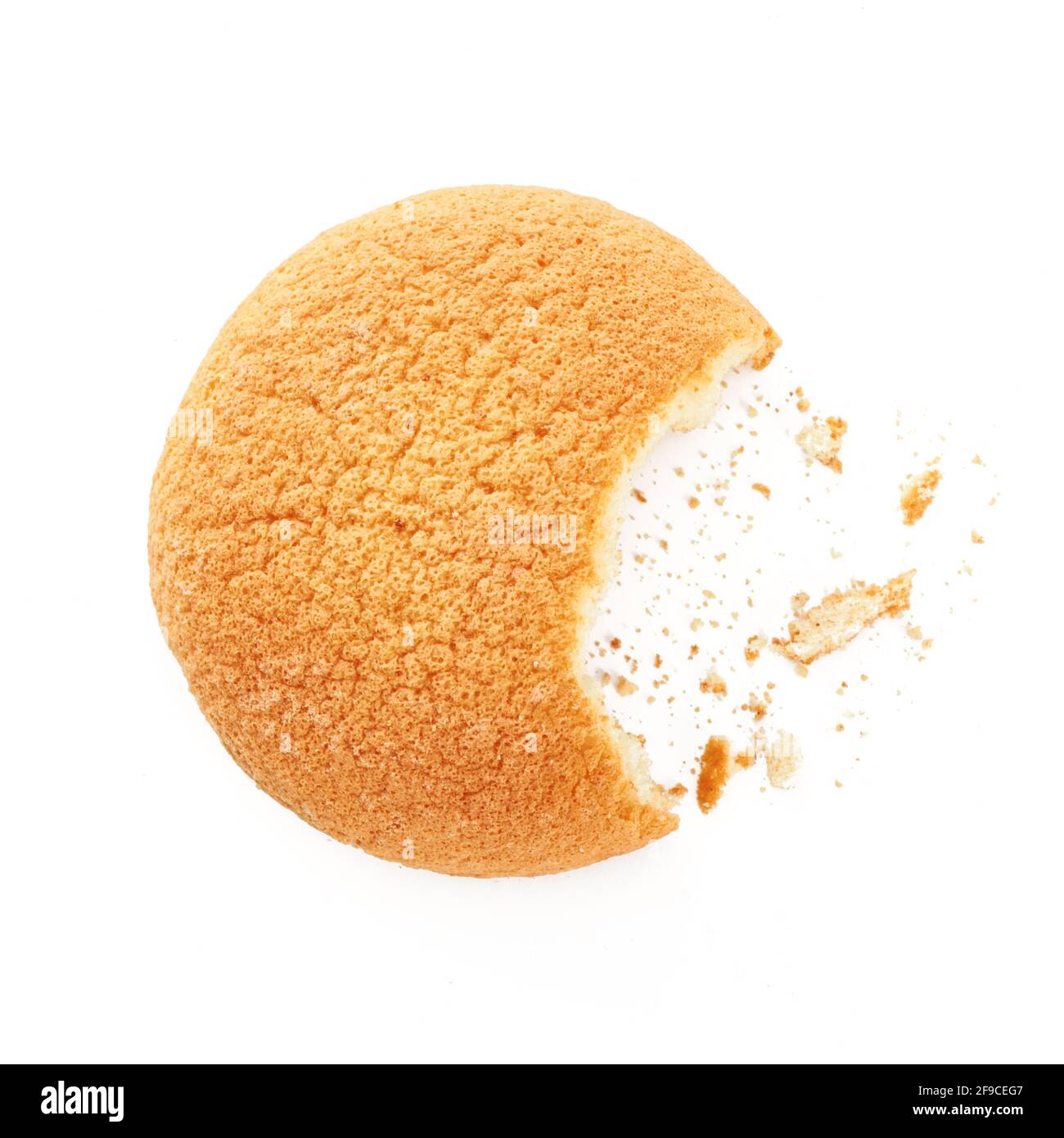 Concetto di politica dei cookie - biscotto morso con briciole isolate sfondo bianco Foto Stock