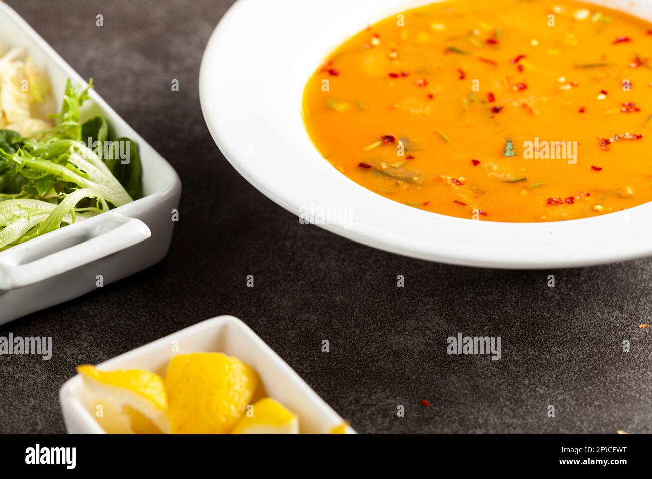 Batirik è una zuppa di grano saraceno a base di arachidi arrostite, sesamo e verdure. Servito freddo con cavolo e foglie di lattuga, è un reci tradizionale Foto Stock