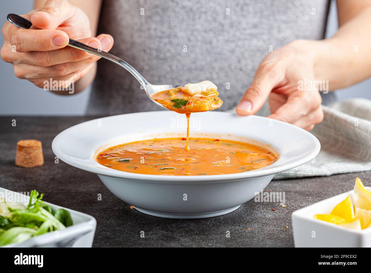 Batirik è una zuppa di grano saraceno a base di arachidi arrostite, sesamo e verdure. Servito freddo con cavolo e foglie di lattuga, è un reci tradizionale Foto Stock