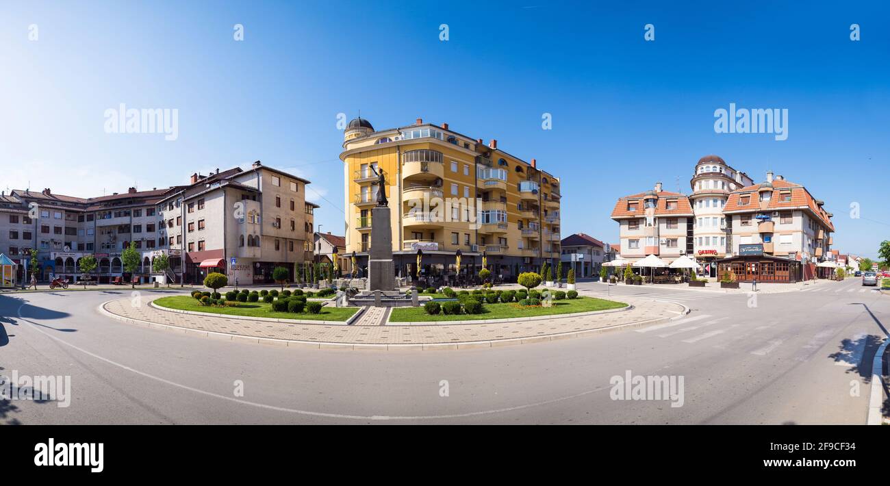 SVILAJNAC, SERBIA - CIRCA APRILE 2018 - una delle piazze centrali nella piccola città di Svilajnac. Svilajnac è conosciuto per il suo museo della natura con din a grandezza naturale Foto Stock
