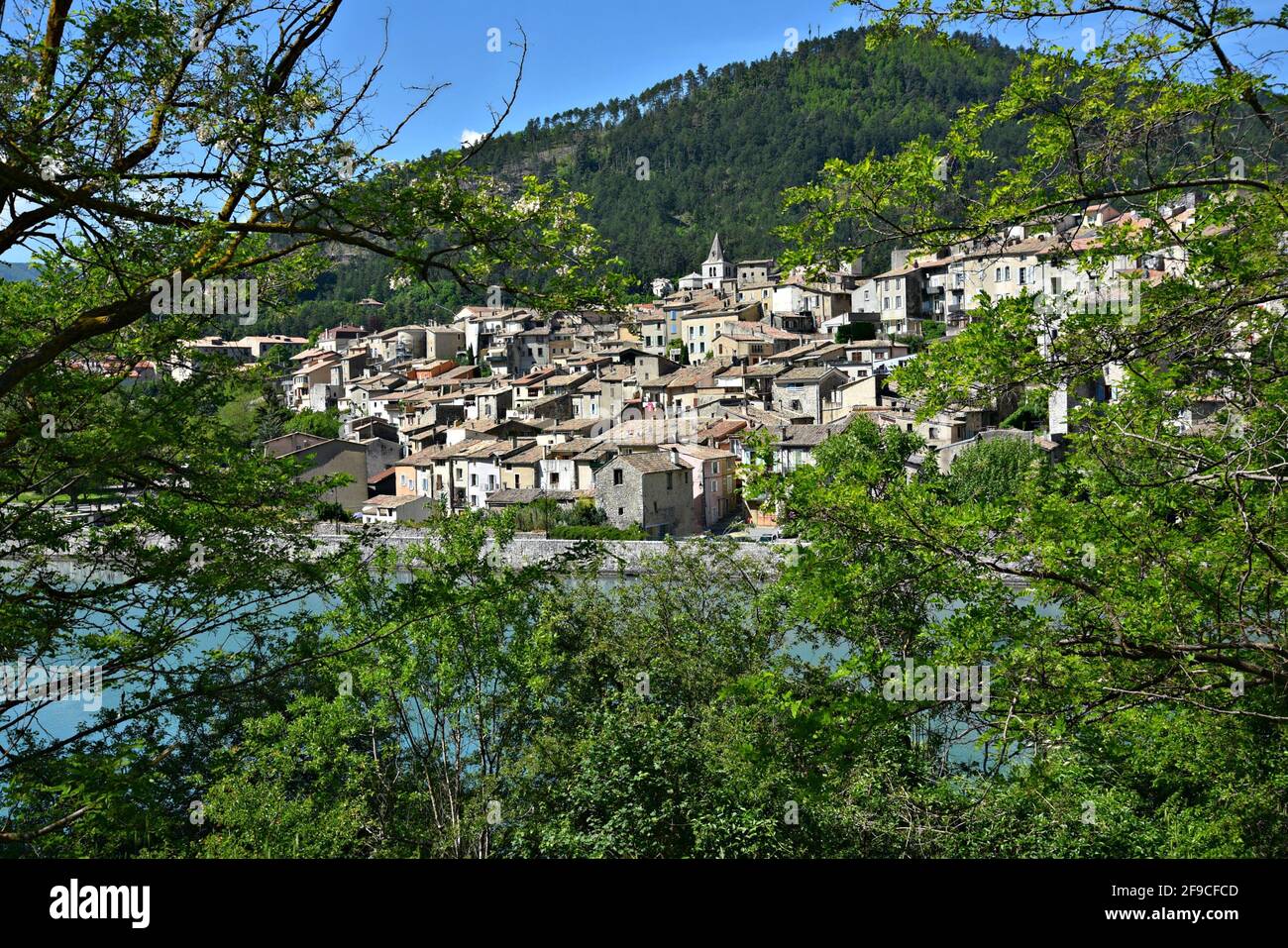 Paesaggio con vista panoramica di Sisteron un borgo medievale storico sulle rive del fiume Durance nelle Alpi dell'alta Provenza, Francia. Foto Stock