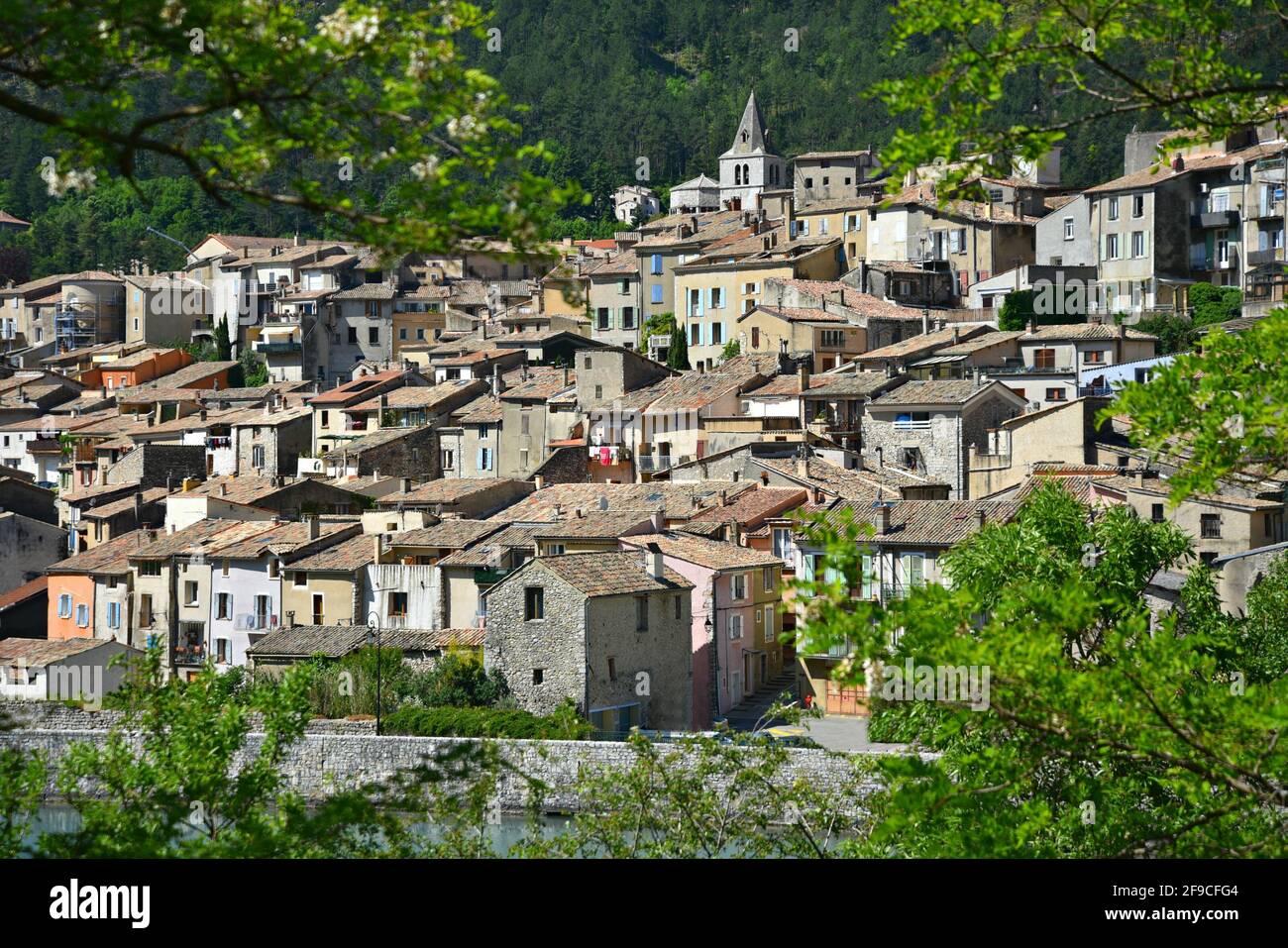 Stile Provençal con influenza Lombarda case rurali con tetti in piastrelle di argilla a Sisteron, Alpes-de-Haute-Provence Francia. Foto Stock