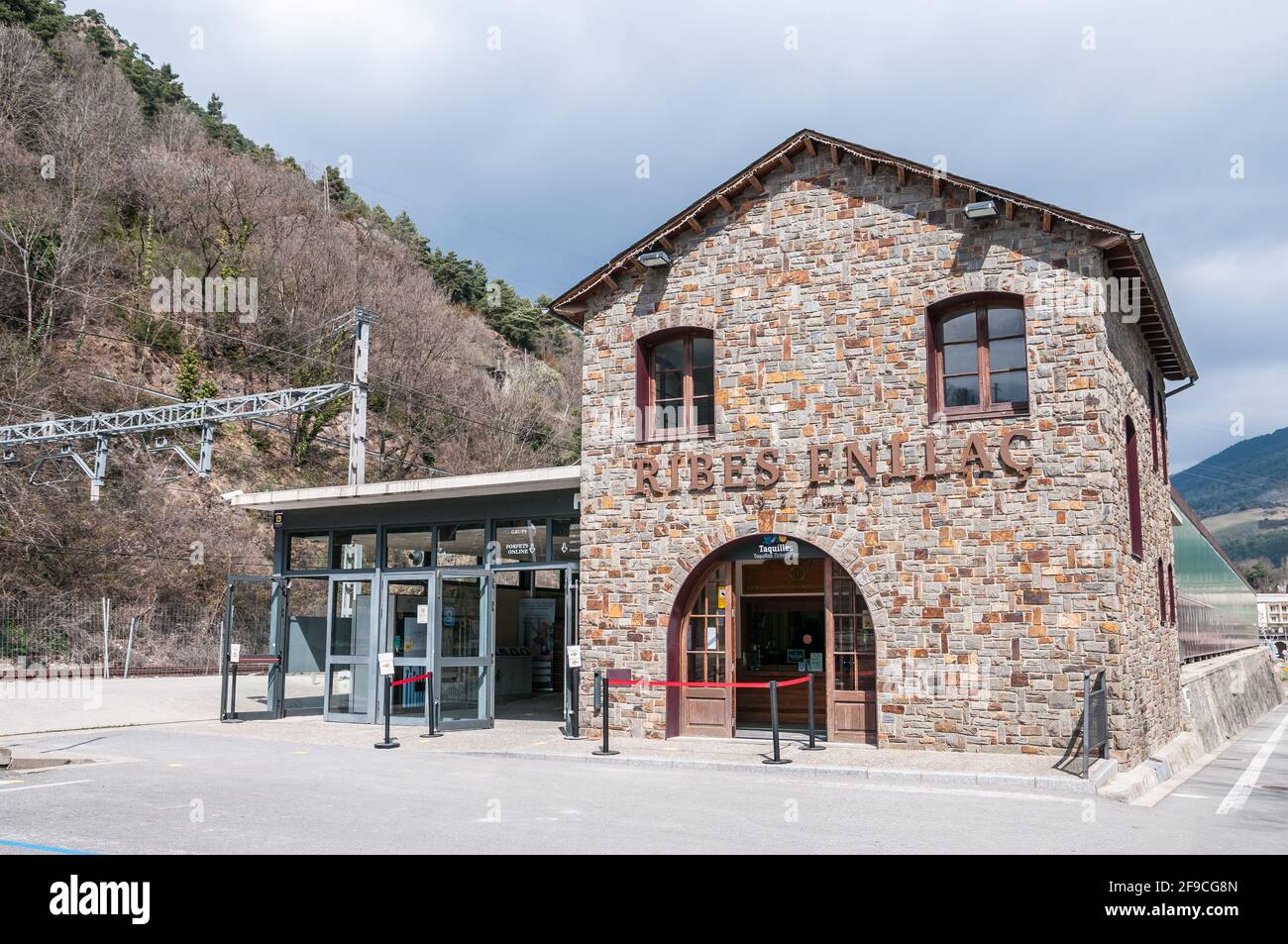 Stazione Tran a Ribes de Freser, punto di partenza della ferrovia a cremagliera che porta alla valle Núria, Ribes de Freser, Catalogna, Spagna Foto Stock