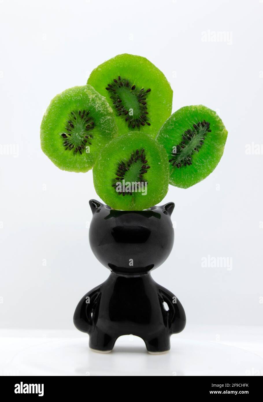 Frutta candita di kiwi verde brillante in una caraffa con corna. Frutta secca. Kiwi canditi. Foto Stock