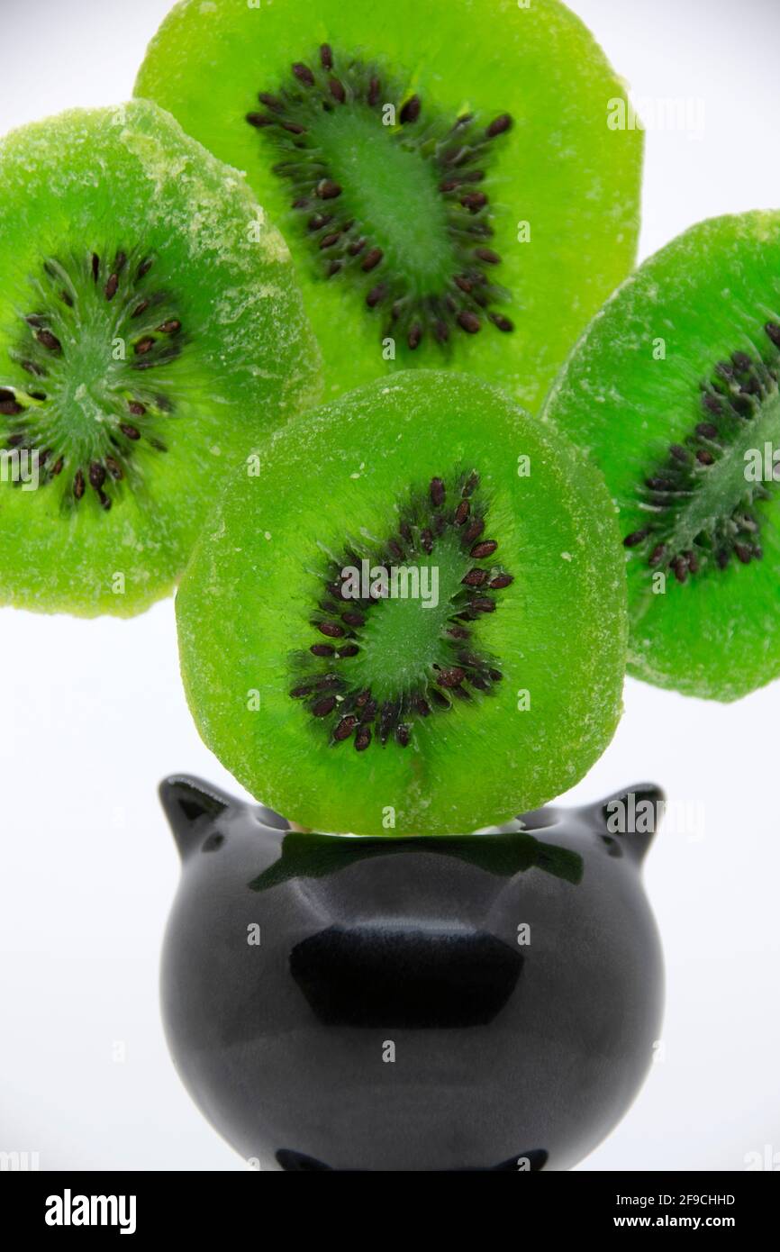 Frutti di kiwi canditi di colore verde brillante con semi da vicino. Frutta secca. Kiwi canditi. Foto Stock