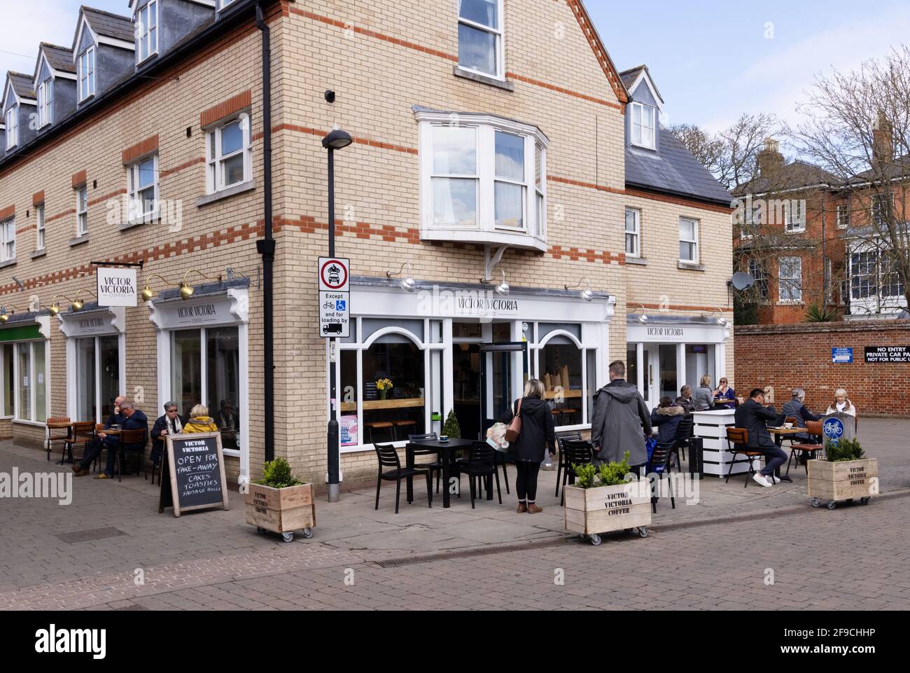 Coffee House UK; persone che bevono caffè all'aperto in una caffetteria, Newmarket Suffolk UK Foto Stock