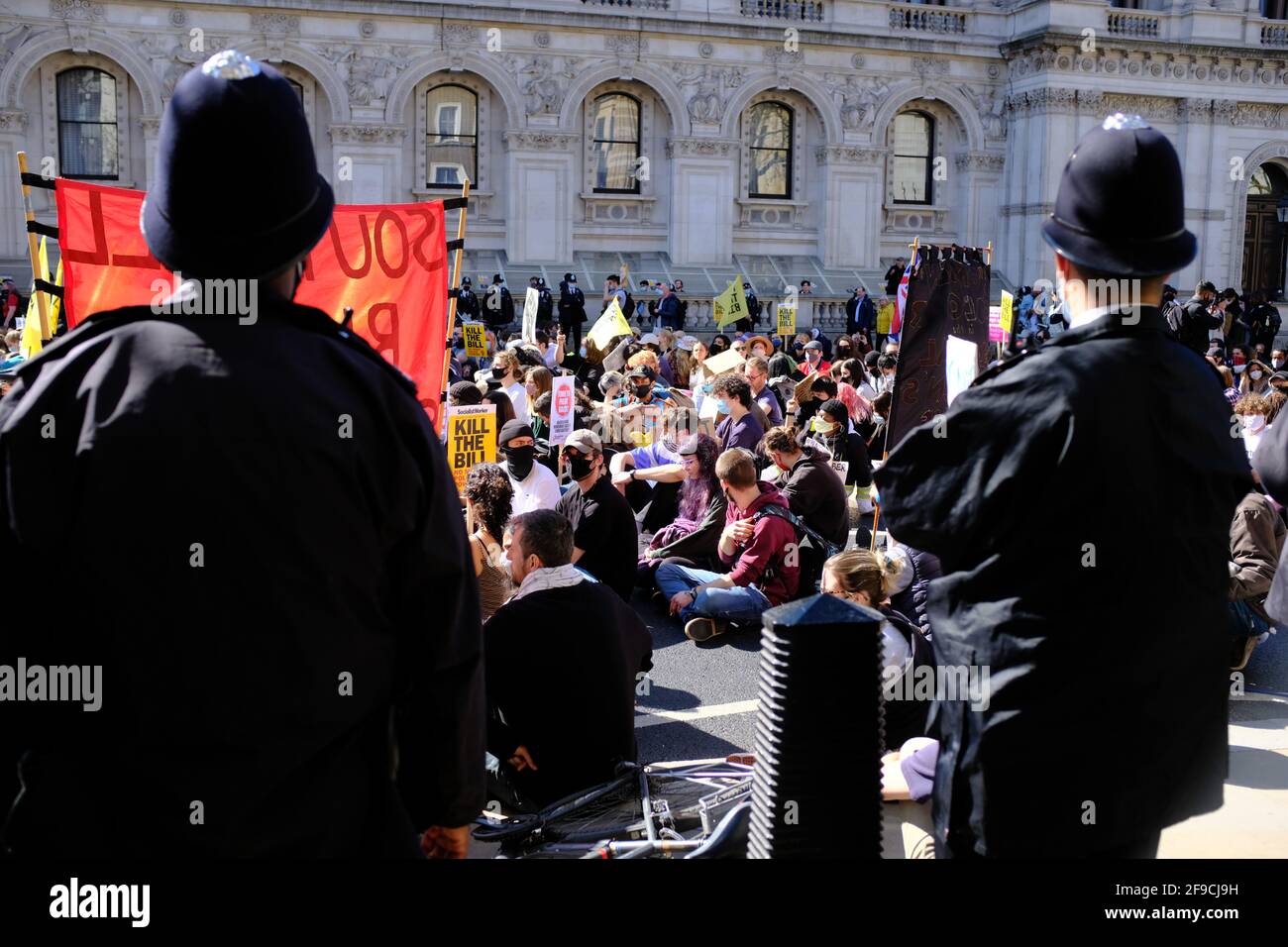 Londra, Inghilterra. 17 Aprile 2021. Uccidete la protesta del Bill contro il nuovo progetto di legge di polizia, crimine, condanna e tribunali che il governo sta cercando di passare. I manifestanti si siedono su Whitehall e prendono alcuni minuti di silenzio per tutti coloro che sono stati uccisi nelle mani di agenti di polizia. Bradley Stearn / Alamy Live News Foto Stock