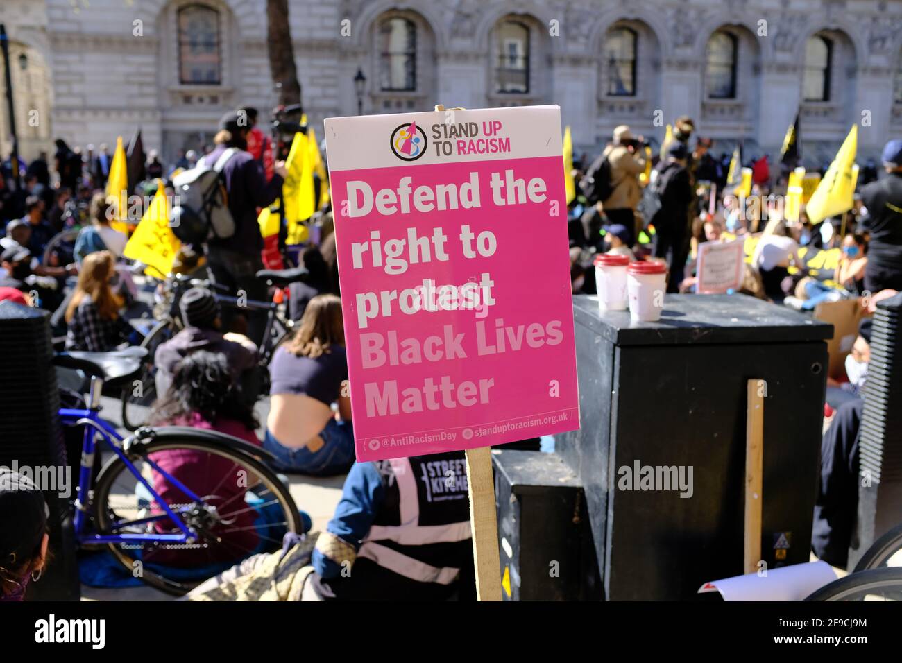 Londra, Inghilterra. 17 Aprile 2021. Uccidete la protesta del Bill contro il nuovo progetto di legge di polizia, crimine, condanna e tribunali che il governo sta cercando di passare. Un manifestante ha un segno che recita 'il diritto di protestare, Black Lives Matter'. Bradley Stearn / Alamy Live News Foto Stock