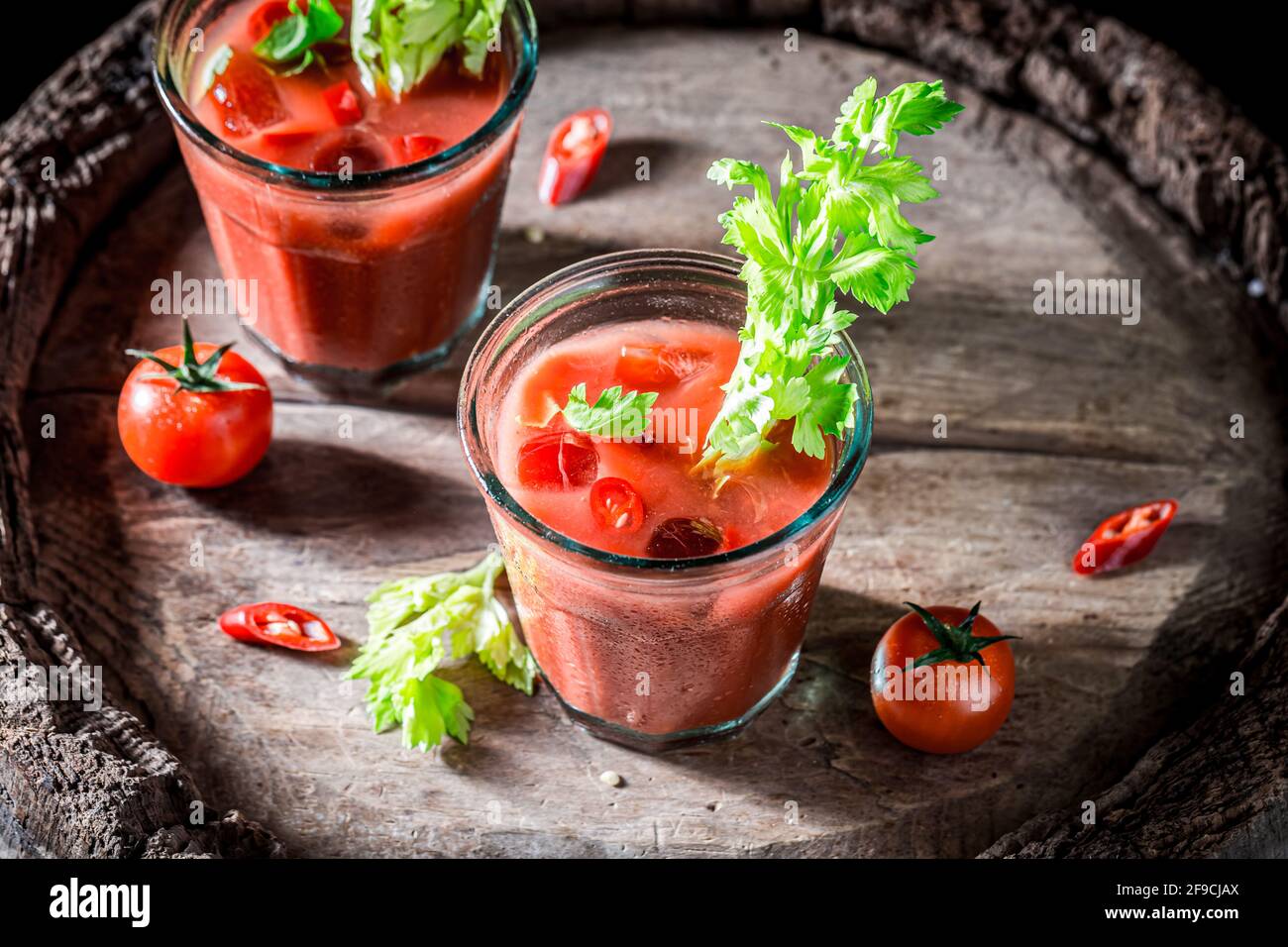 Drink per la festa estiva. Gustoso cocktail di maria sanguinosa con pomodori. Foto Stock