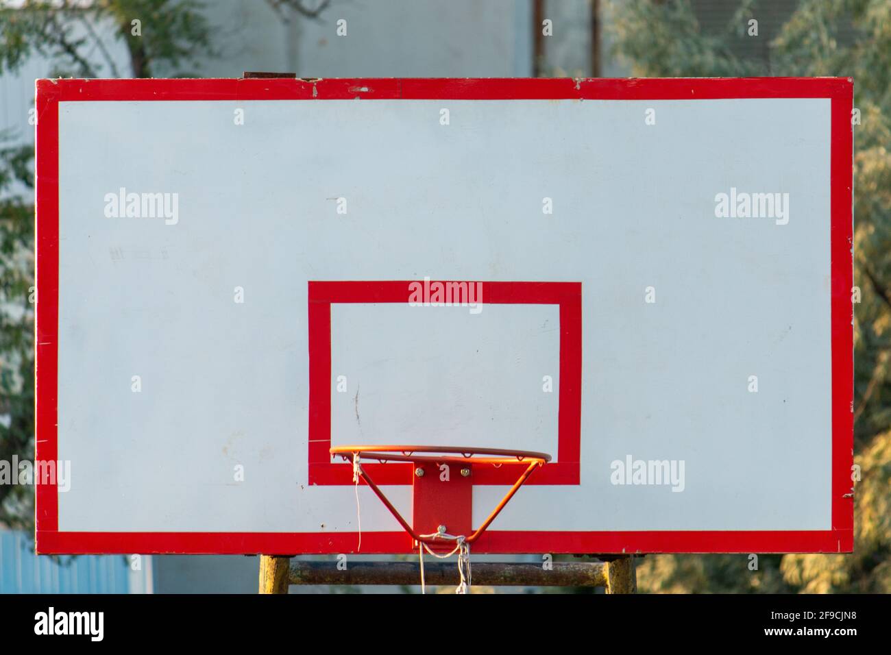 Backboard da basket bianco-rosso a schermo intero Foto Stock