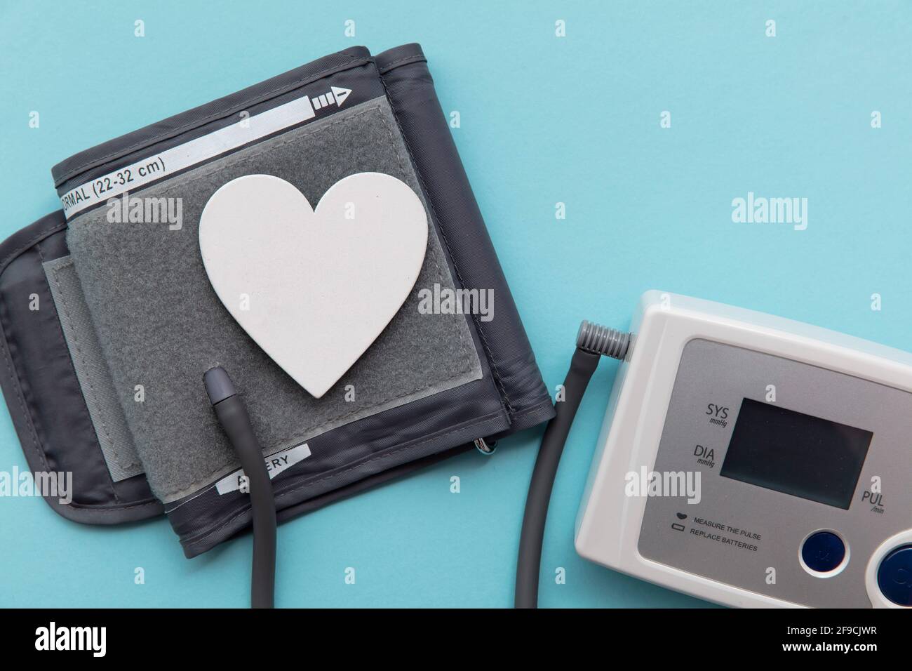 Controllo della pressione sanguigna su monitor per verificare la presenza di malattie cardiache Foto Stock