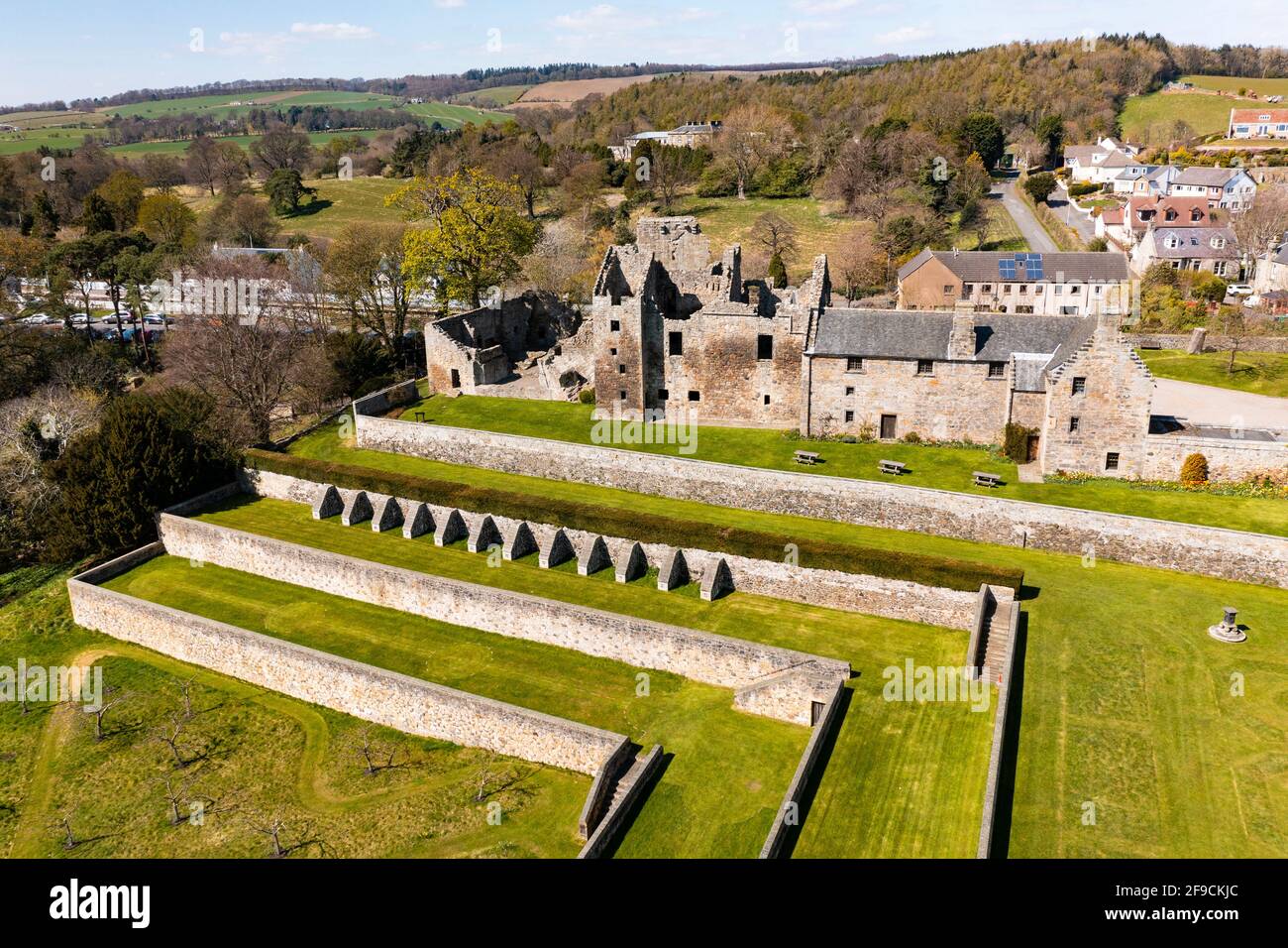 Vista aerea dal drone del Castello di Aberdour (chiuso durante il blocco) e dei terreni, Aberdour, Fife, Scozia, Regno Unito Foto Stock