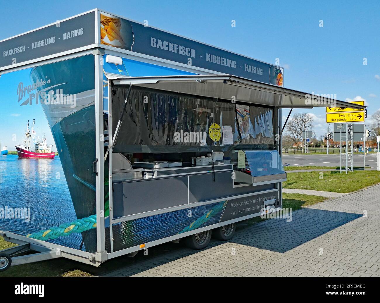 Wilsum, bassa Sassonia, Germania - aprile 17 2021 - il venditore olandese di pesce mobile vende pesce in Germania. Vengono venduti pesce fritto, patatine e aringhe. Foto Stock