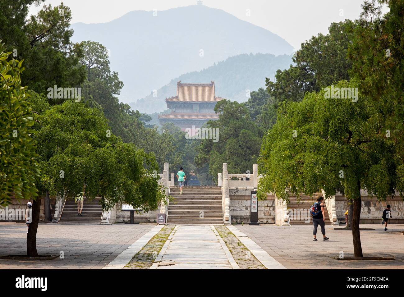 Ponte di pietra vicino alla Tomba di Zhaoling, il complesso della Dinastia Ming Pechino, Patrimonio dell'Umanità dell'UNESCO, Cina Foto Stock
