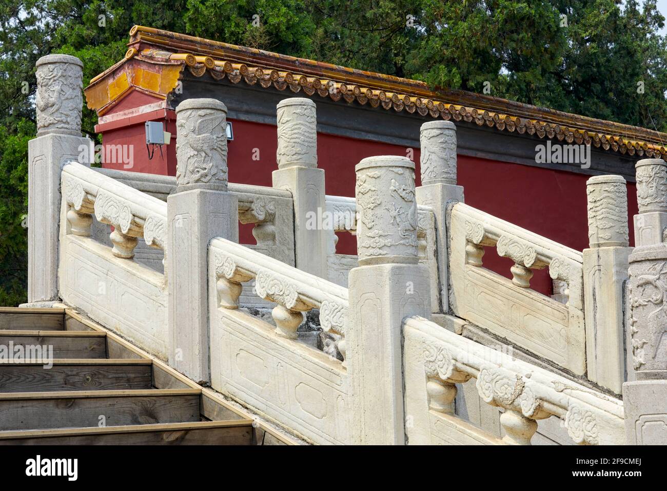 Pietra finiale scolpita su un ponte vicino a Tomba Zhaoling in Il complesso della Dinastia Ming a Pechino, patrimonio dell'umanità dell'UNESCO Cina Foto Stock
