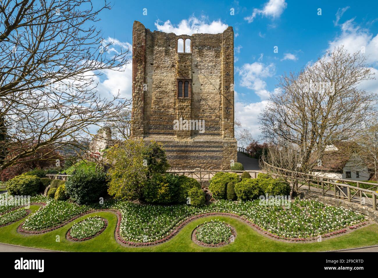 Castello di Guildford e giardini durante aprile con tulipani e altri fiori di primavera, Surrey, Inghilterra, Regno Unito Foto Stock