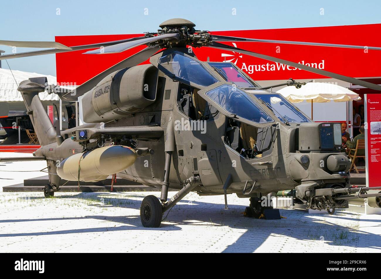 AgustaWestland A129 Mangusta, originariamente Agusta A129, in esposizione statica al Farnborough Airshow 2006. Fiera del commercio di armi. Elicottero attacco militare Foto Stock