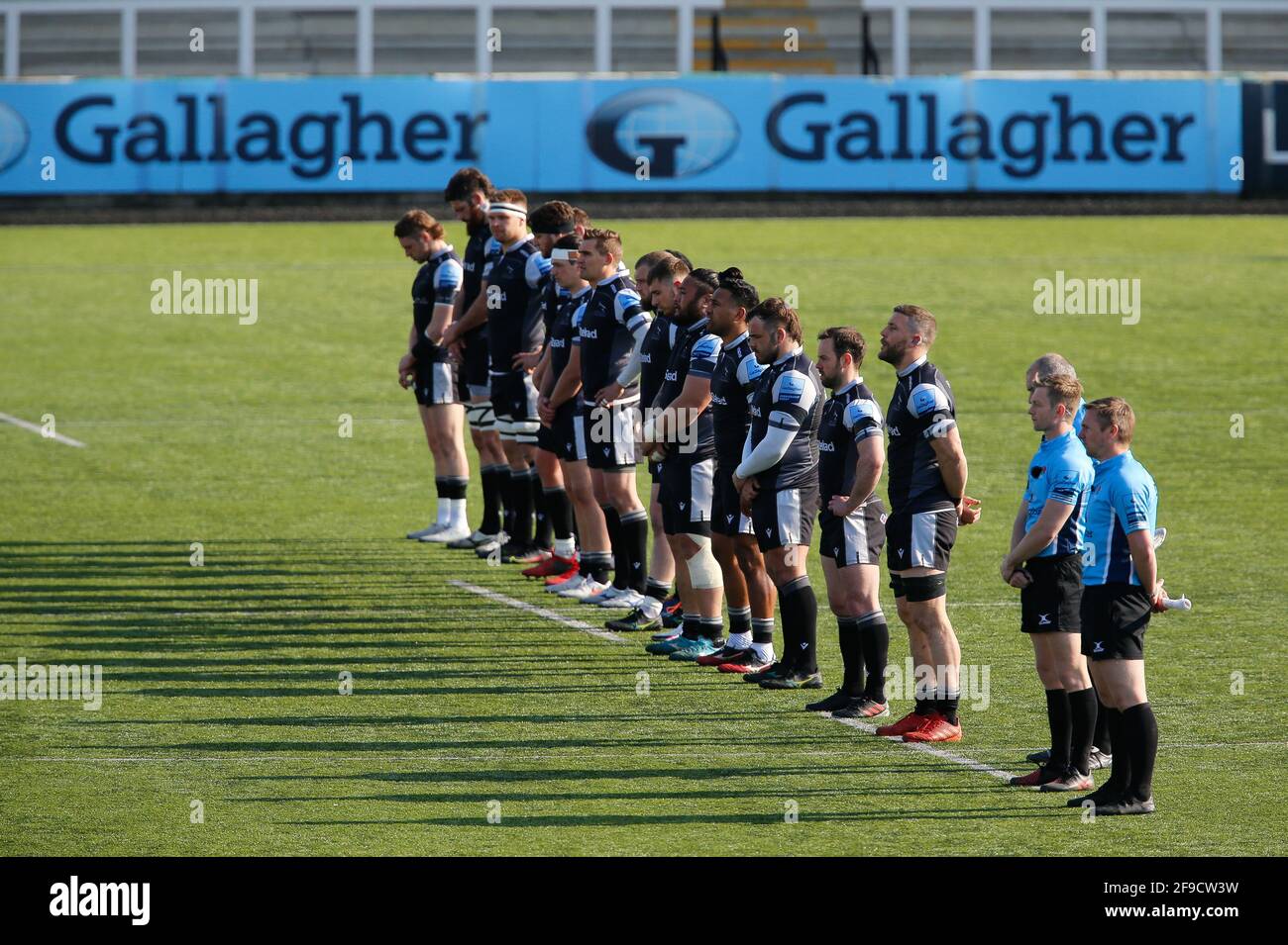 Newcastle, Regno Unito. 20 Marzo 2021. NEWCASTLE UPON TYNE, REGNO UNITO. 17 APRILE i giocatori di Falcons si allineano per un minuto di silenzio rispetto a HRH, il principe Filippo il duca di Edimburgo prima della partita della Gallagher Premiership tra Newcastle Falcons e Bristol a Kingston Park, Newcastle sabato 17 aprile 2021. (Credit: Chris Lishman | MI News) Credit: MI News & Sport /Alamy Live News Foto Stock