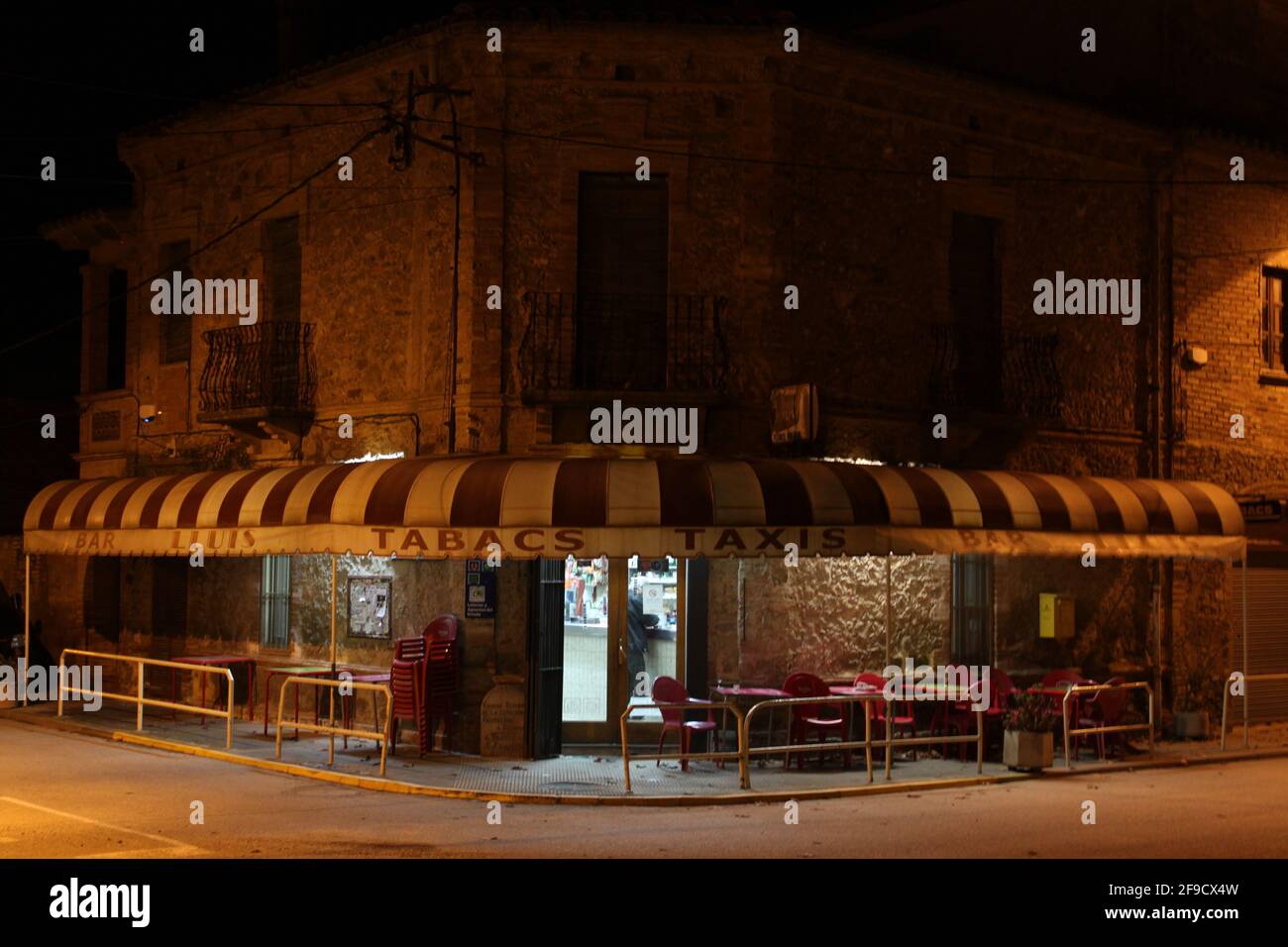 Ristorante francese di notte senza clienti che sembrano chiusi durante il coprifuoco Foto Stock