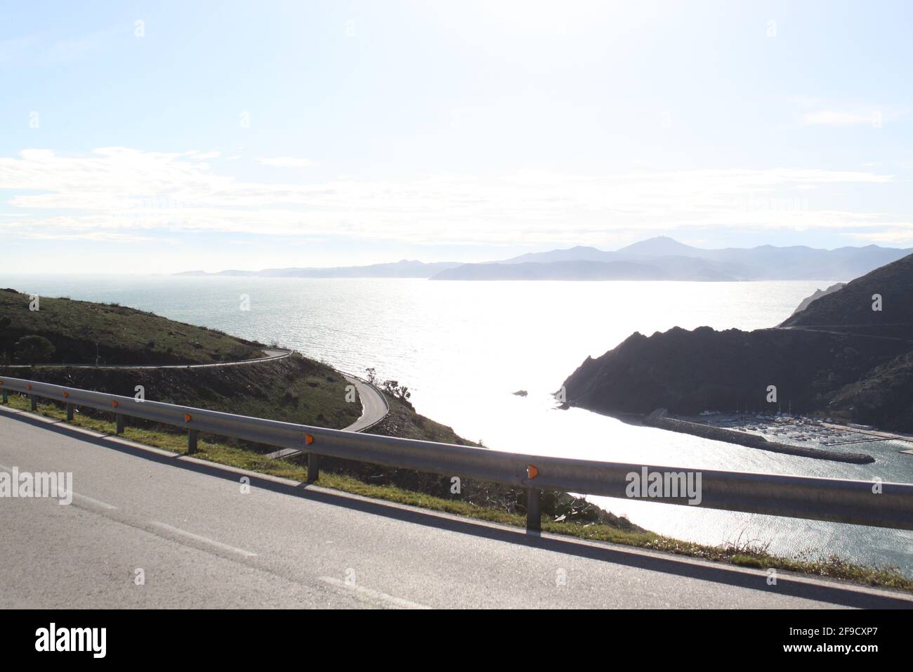 Strada tortuosa, colline e una baia sulla costa mediterranea francese Foto Stock