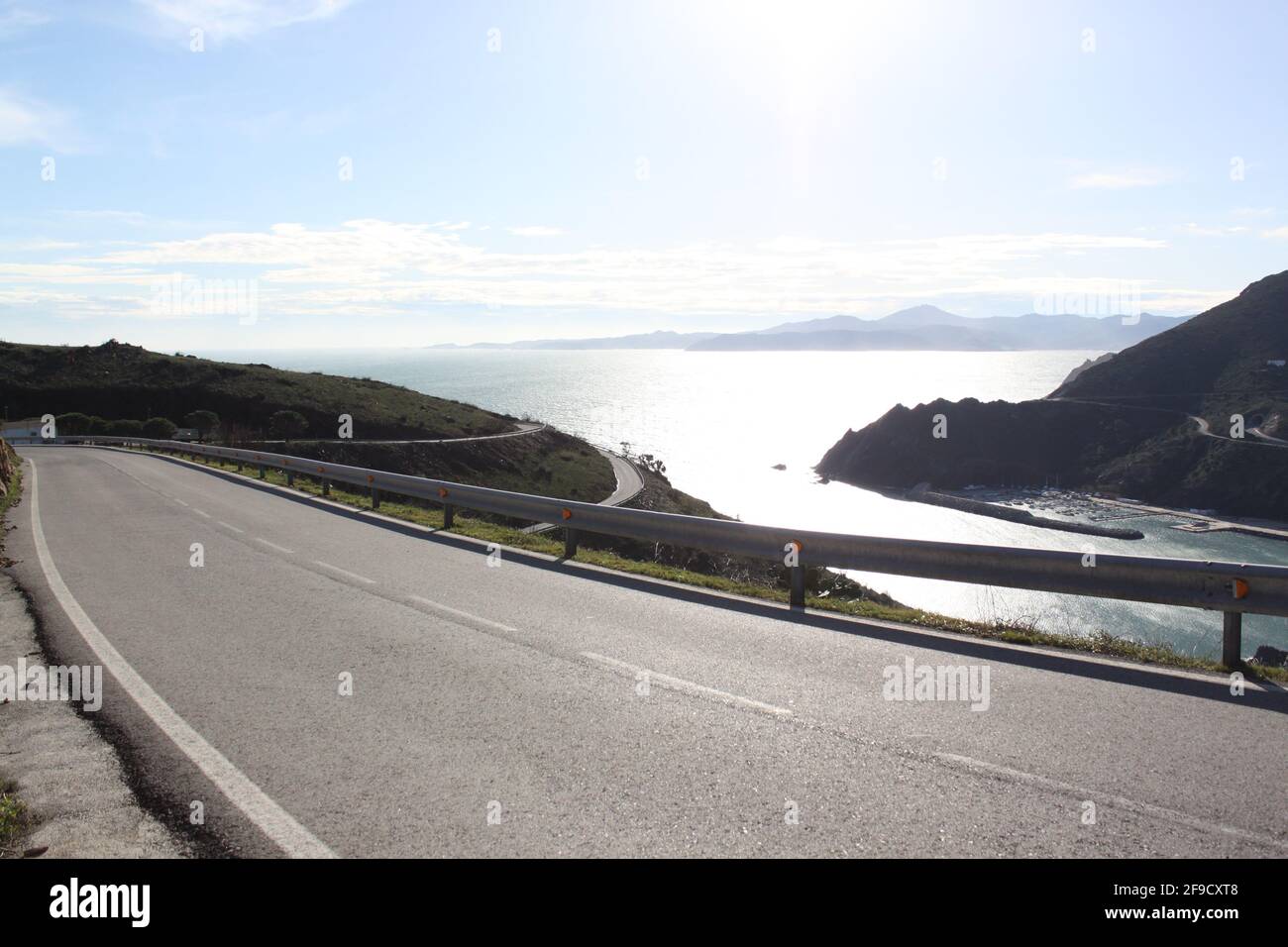 Strada tortuosa, colline e una baia sulla costa mediterranea francese Foto Stock