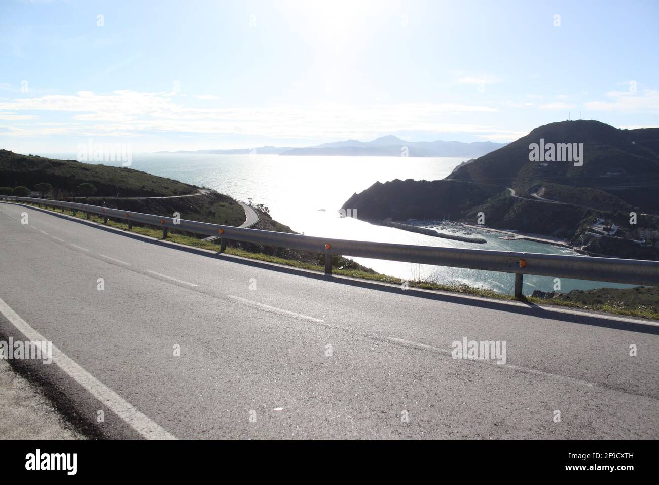 Strada tortuosa, colline e una baia sulla costa mediterranea francese Foto Stock