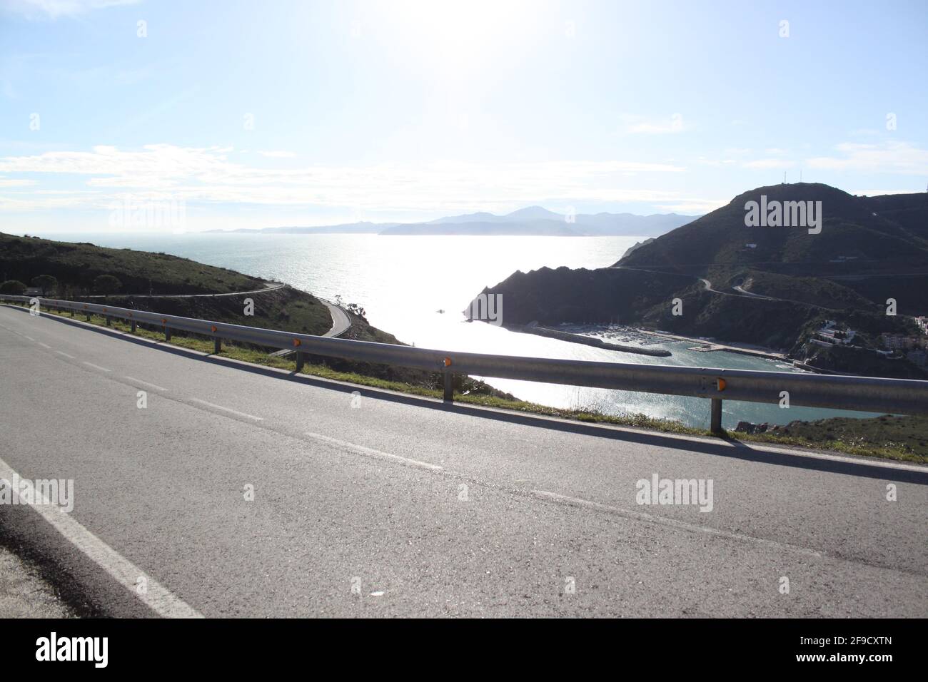Strada tortuosa, colline e una baia sulla costa mediterranea francese Foto Stock