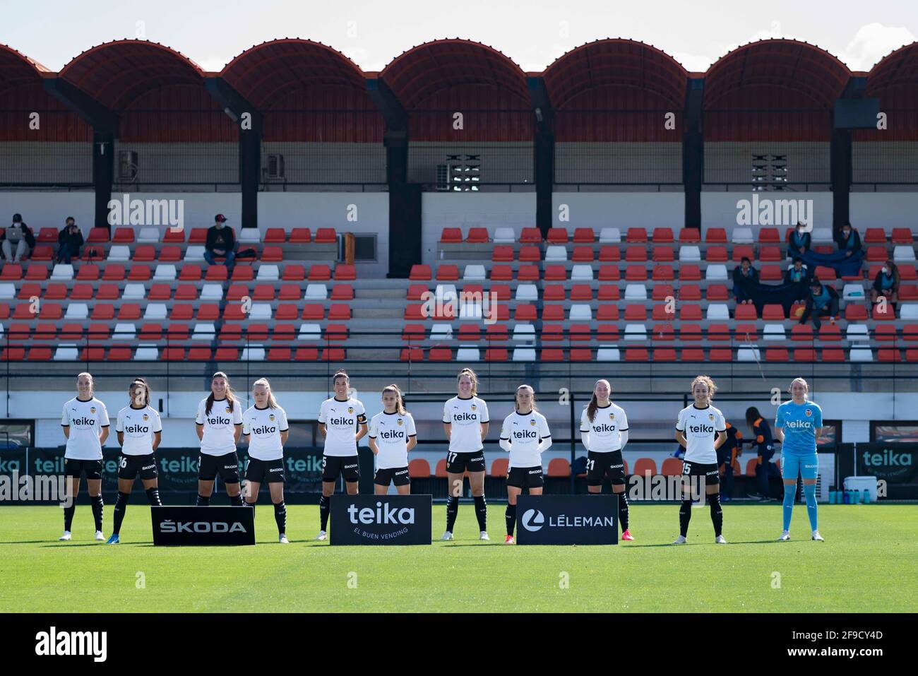 Valencia, Spagna. 17 Apr 2021. Enith Salon Marcuello, Esther Martin-Pozuelo Aranda, Cristina Cubedo Pitarch, Maria Jiminez Gutierrez, Kerlly Lizeth Real Carranza, Anna Torroda Ricart, Marta Carro Nolasco, candela Andujar Jimenez, Asun Martinez Salinas ed Ellen Jansen yina Reetta Salmi, foto della Lega Spagnola di Valencia La Liga Primera Division Femenina, partita di calcio tra Valencia CF e Madrid CFF allo stadio Antonio Puchades. (Punteggio finale; Valencia CF 2:0 Madrid CFF) (Photo by Xisco Navarro/SOPA Images/Sipa USA) Credit: Sipa USA/Alamy Live News Foto Stock