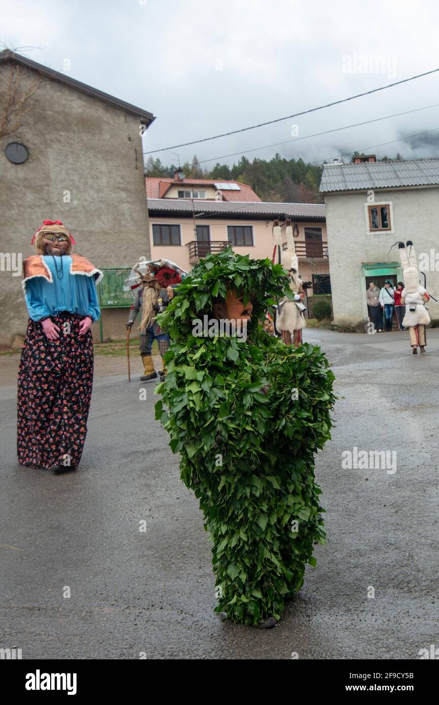 Tradizionale carnevale in un piccolo villaggio chiamato Vrbica vicino a Ilirska Bistrica in Slovenia. Foto Stock