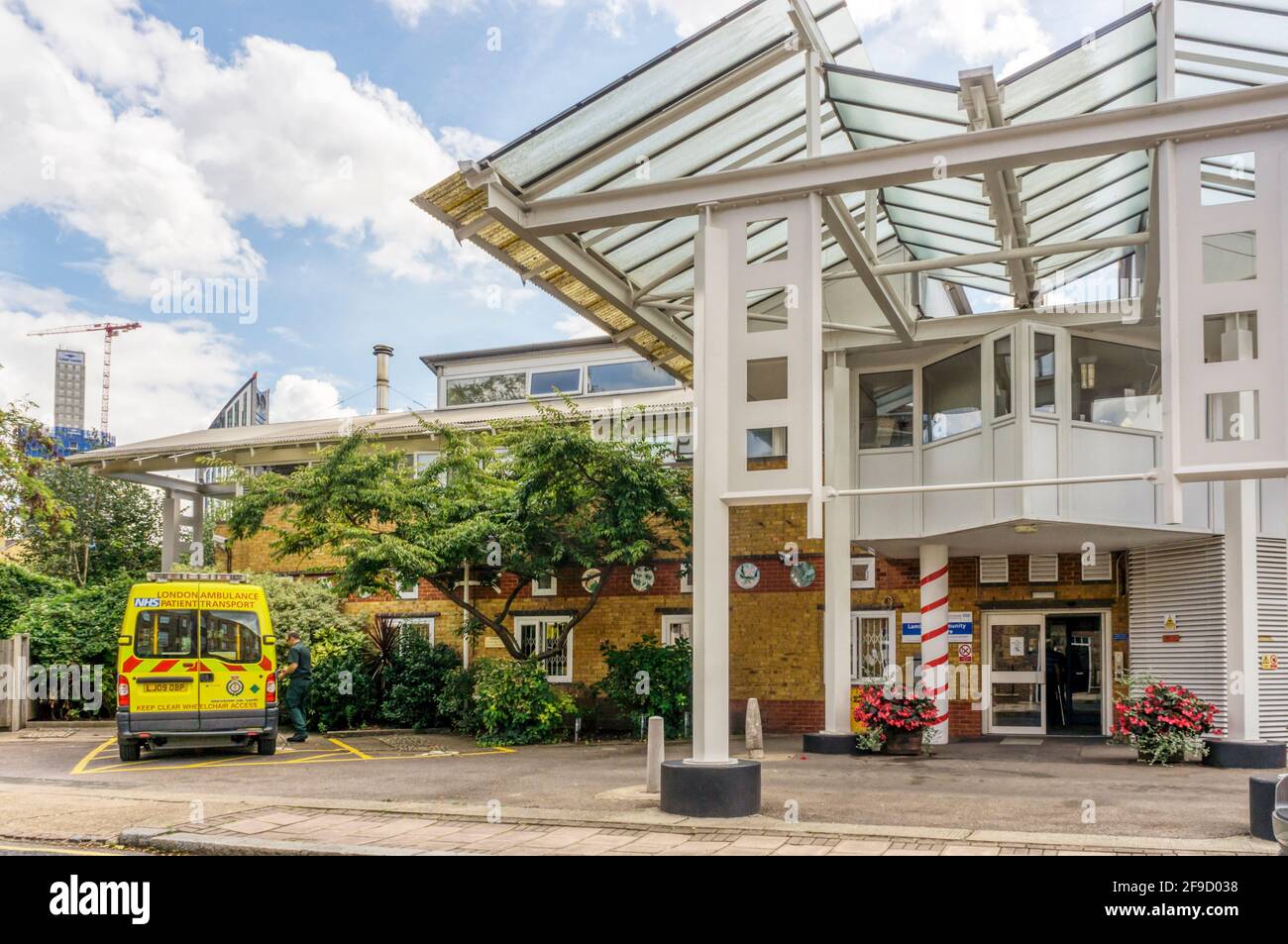 Un'ambulanza per il trasporto dei pazienti parcheggiata fuori dal centro di assistenza comunitaria Lambeth. Foto Stock
