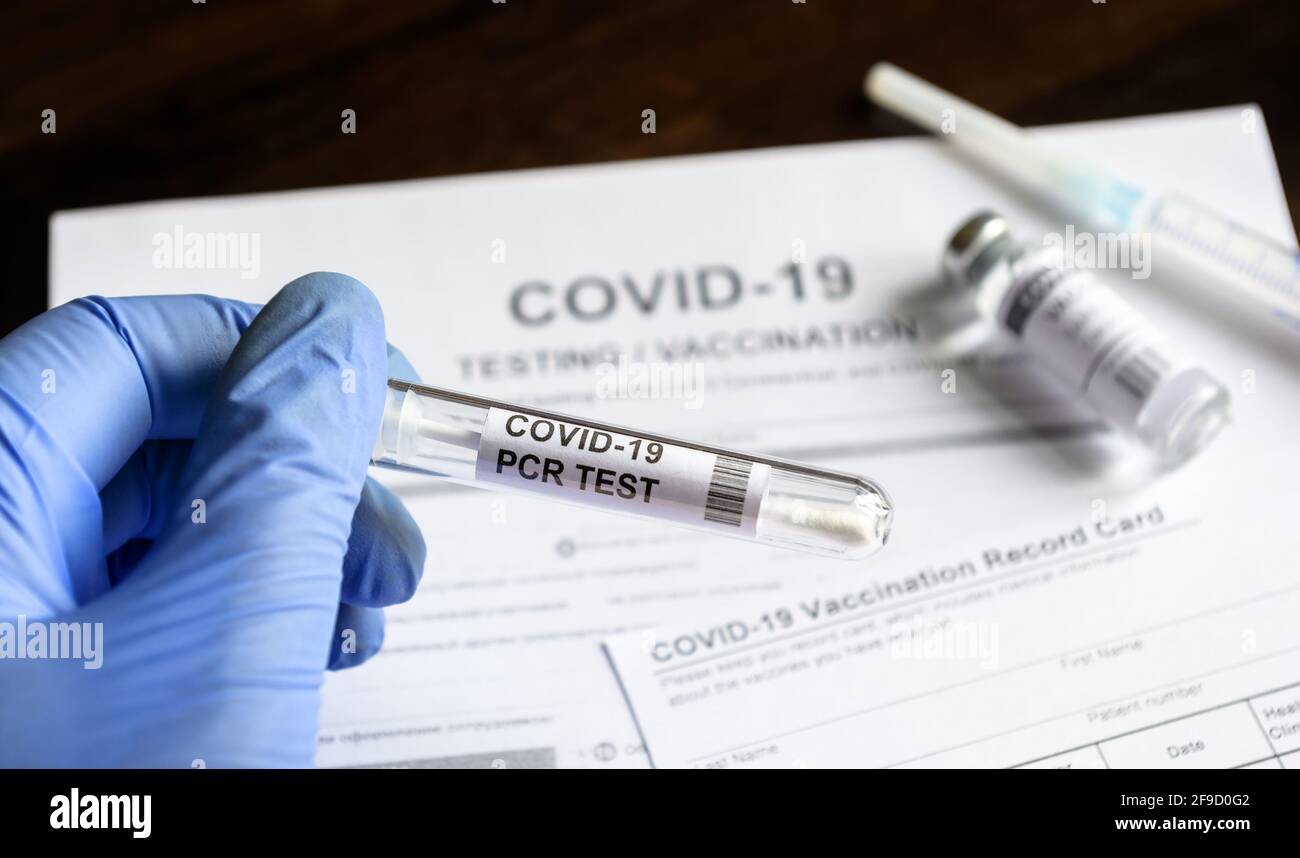 Test PCR COVID-19 in clinica, kit per la raccolta di tamponi di coronavirus su forme mediche e background del vaccino. Concetto di test del virus corona, Foto Stock