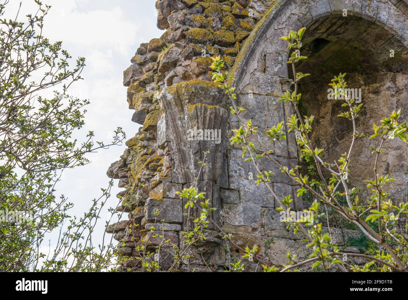 Le antiche rovine e gli archi superiori e la pietra intrecata pareti a volta in muratore della struttura un tempo impressionante e impressionante le rovine sono situate a. Foto Stock