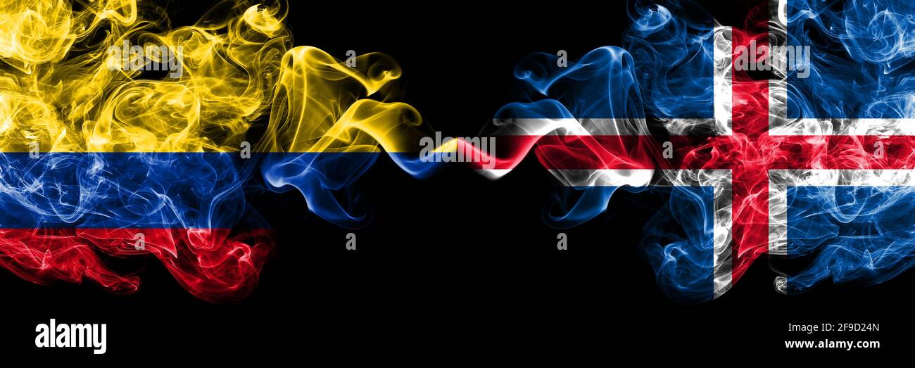 Colombia, Colombia vs Islanda, bandiere mistiche islandesi fumose affiancate. Bandiere di fumo astratte spesse colorate in seta. Foto Stock