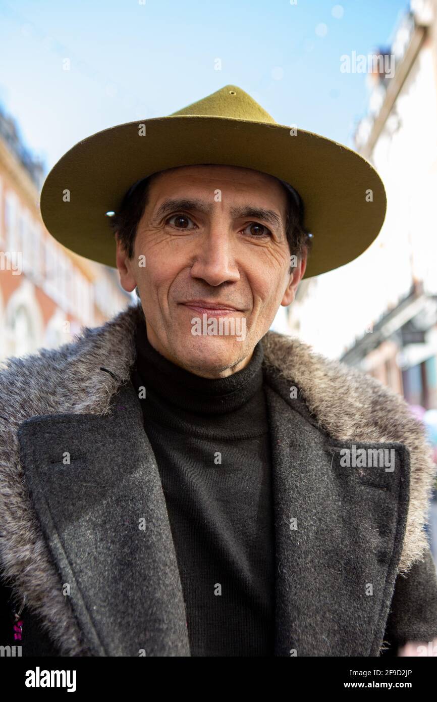 Londra, Regno Unito. 17 Apr 2021. Lo stilista Pierre Garroudi partecipa alla sua sfilata di moda in flash mob a Bond Street, Londra. (Foto di Pietro Recchia/SOPA Images/Sipa USA) Credit: Sipa USA/Alamy Live News Foto Stock