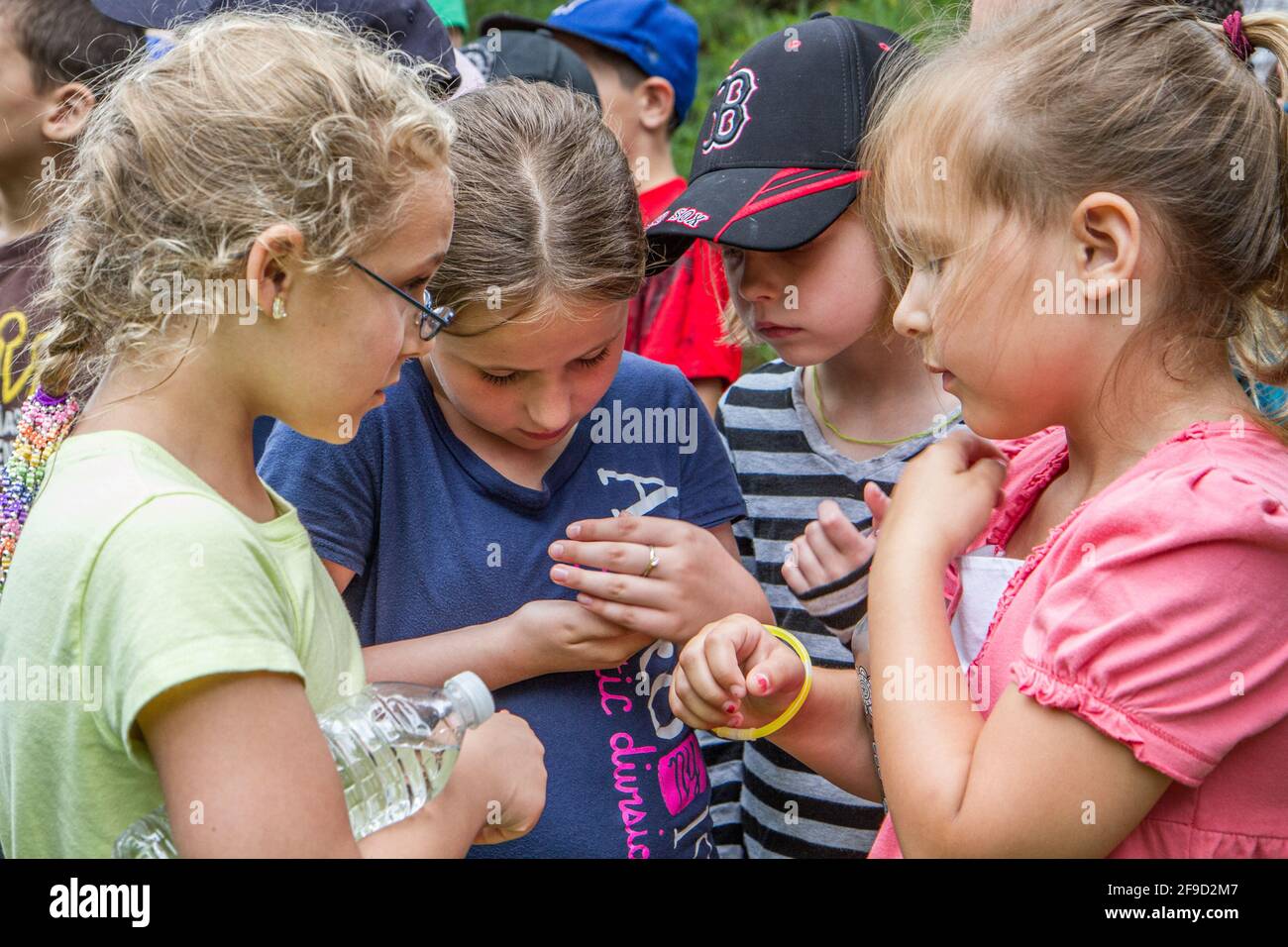I bambini imparano la natura con un naturalista addestrato Foto Stock