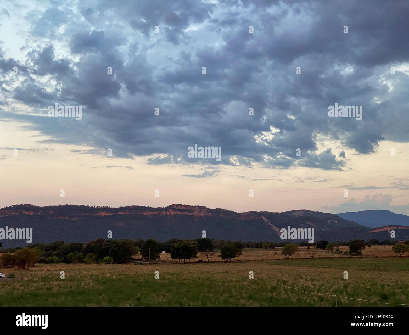 Tramonto nella città di Gerbe, nei Pirenei aragonesi. Huesca, Spagna. Vista Foto Stock