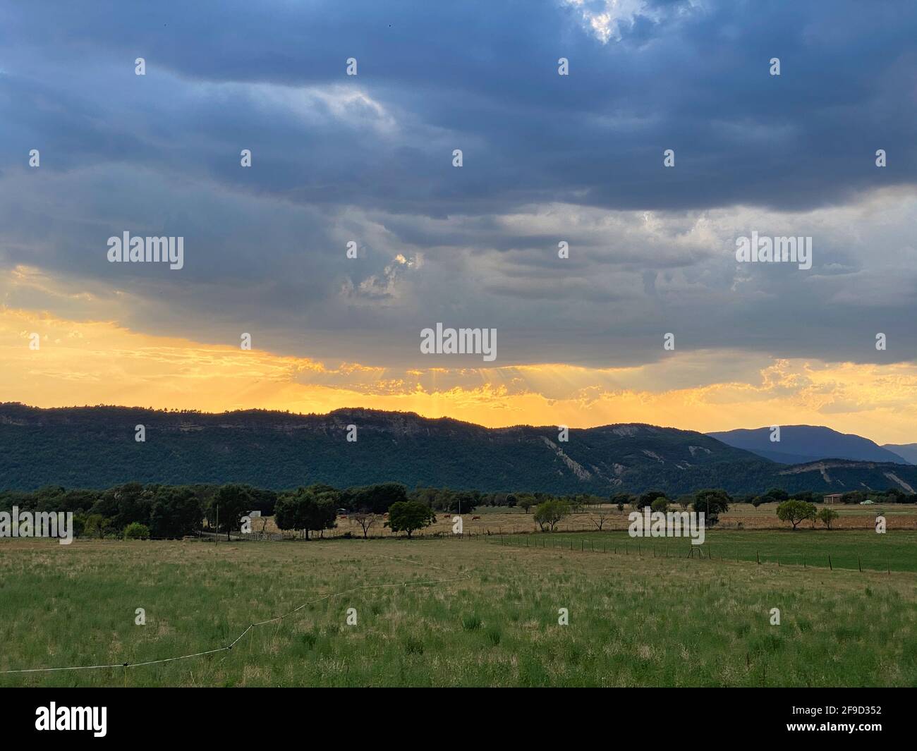 Tramonto nella città di Gerbe, nei Pirenei aragonesi. Huesca, Spagna. Vista Foto Stock