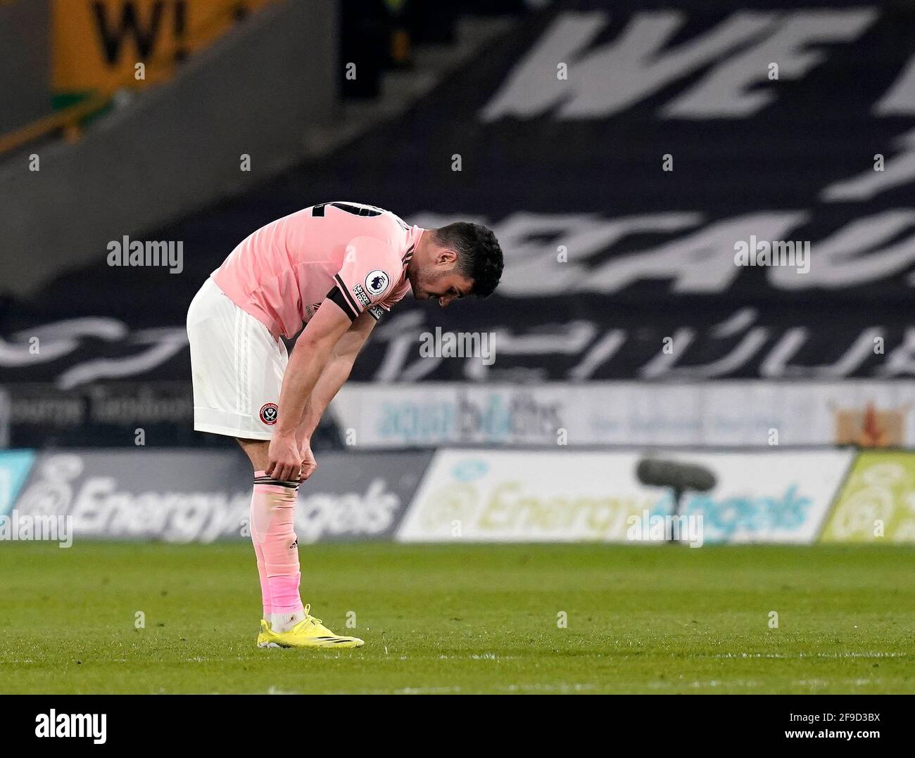 Wolverhampton, Regno Unito. 17 Apr 2021. John Egan of Sheffield Utd guarda al fischio finale durante la partita della Premier League a Molineux, Wolverhampton. Il credito immagine dovrebbe essere: Andrew Yates/Sportimage Credit: Sportimage/Alamy Live News Foto Stock