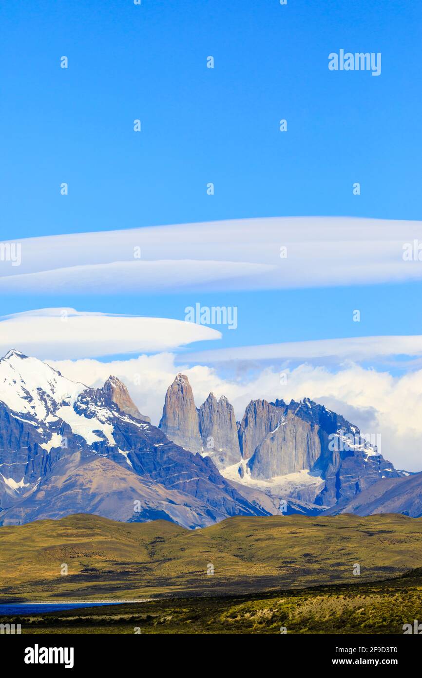 Il granito frastagliato Torres del Paine cime e torri nel Parco Nazionale Torres del Paine, Patagonia, Cile meridionale, vista sul Lago Sarmiento Foto Stock